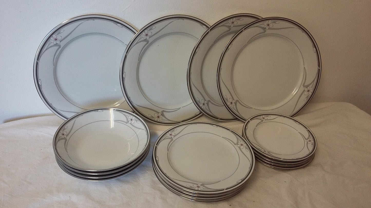 18 Piece Part Noritake New Destiny Legendary Bone China Dinner Service Flowers.