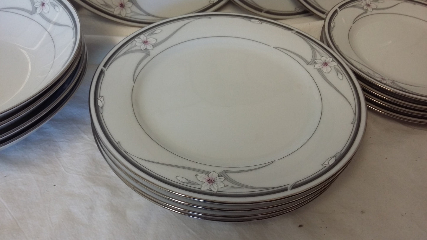 18 Piece Part Noritake New Destiny Legendary Bone China Dinner Service Flowers.