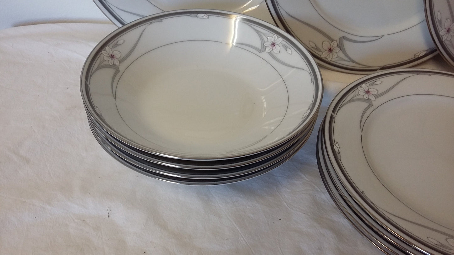 18 Piece Part Noritake New Destiny Legendary Bone China Dinner Service Flowers.