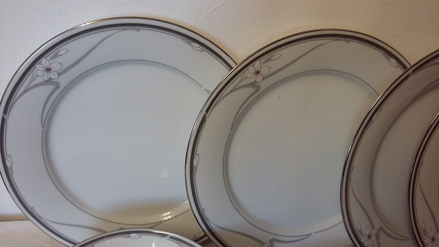 18 Piece Part Noritake New Destiny Legendary Bone China Dinner Service Flowers.