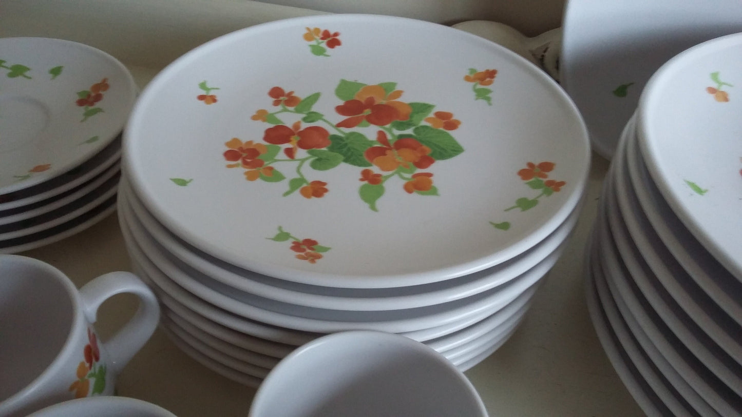 Noritake China Dinner Service ‘Happy Days’