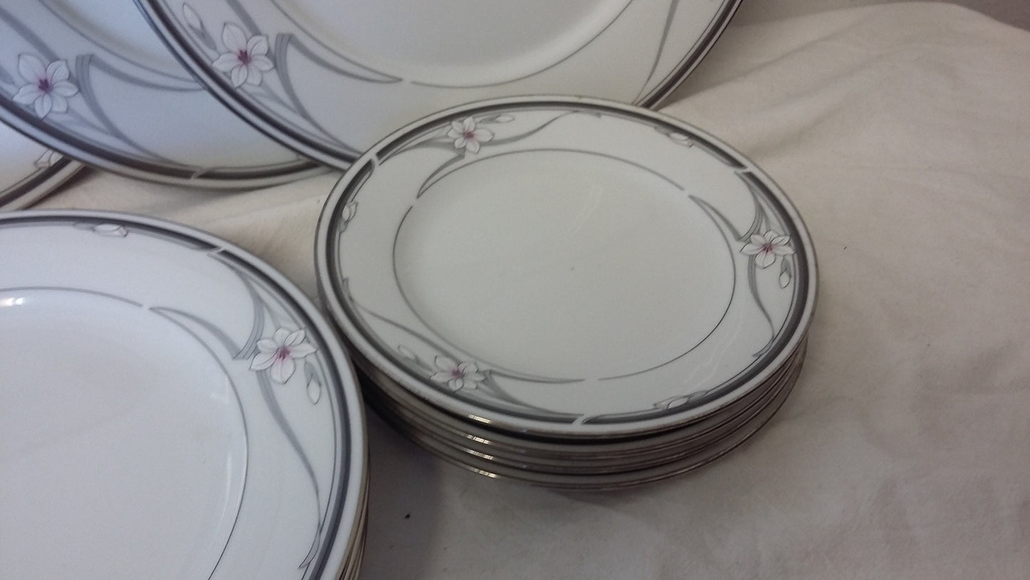 18 Piece Part Noritake New Destiny Legendary Bone China Dinner Service Flowers.