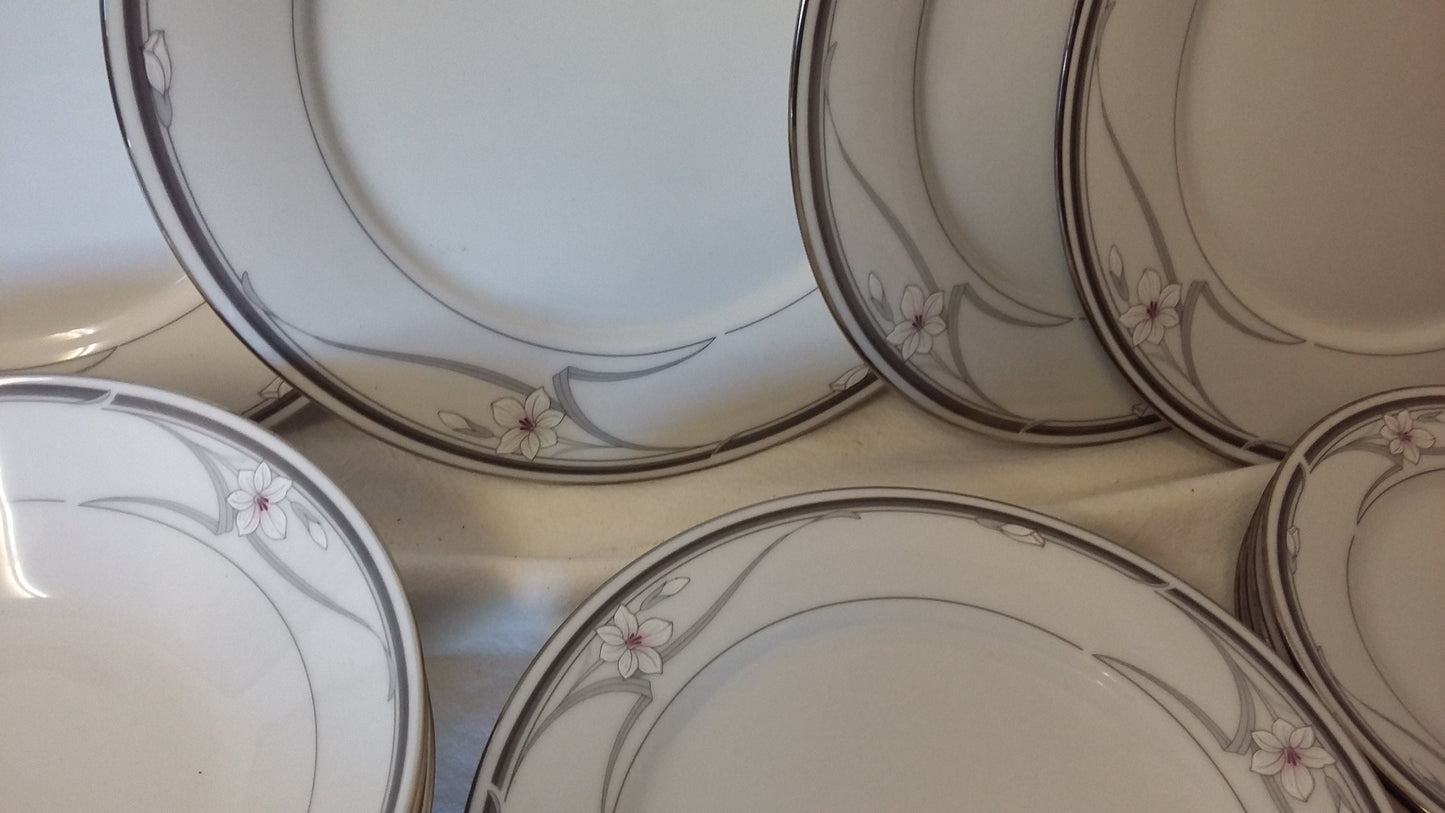 18 Piece Part Noritake New Destiny Legendary Bone China Dinner Service Flowers.