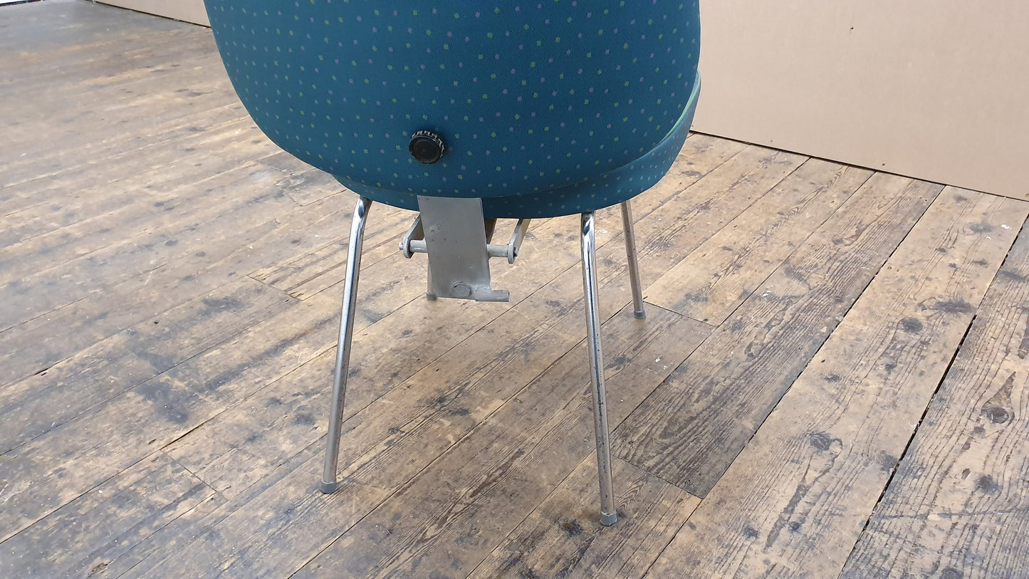 Retro Vintage Chrome and Vinyl Upholstered Adjustable Pneumatic Hairdresser Chair Barber.