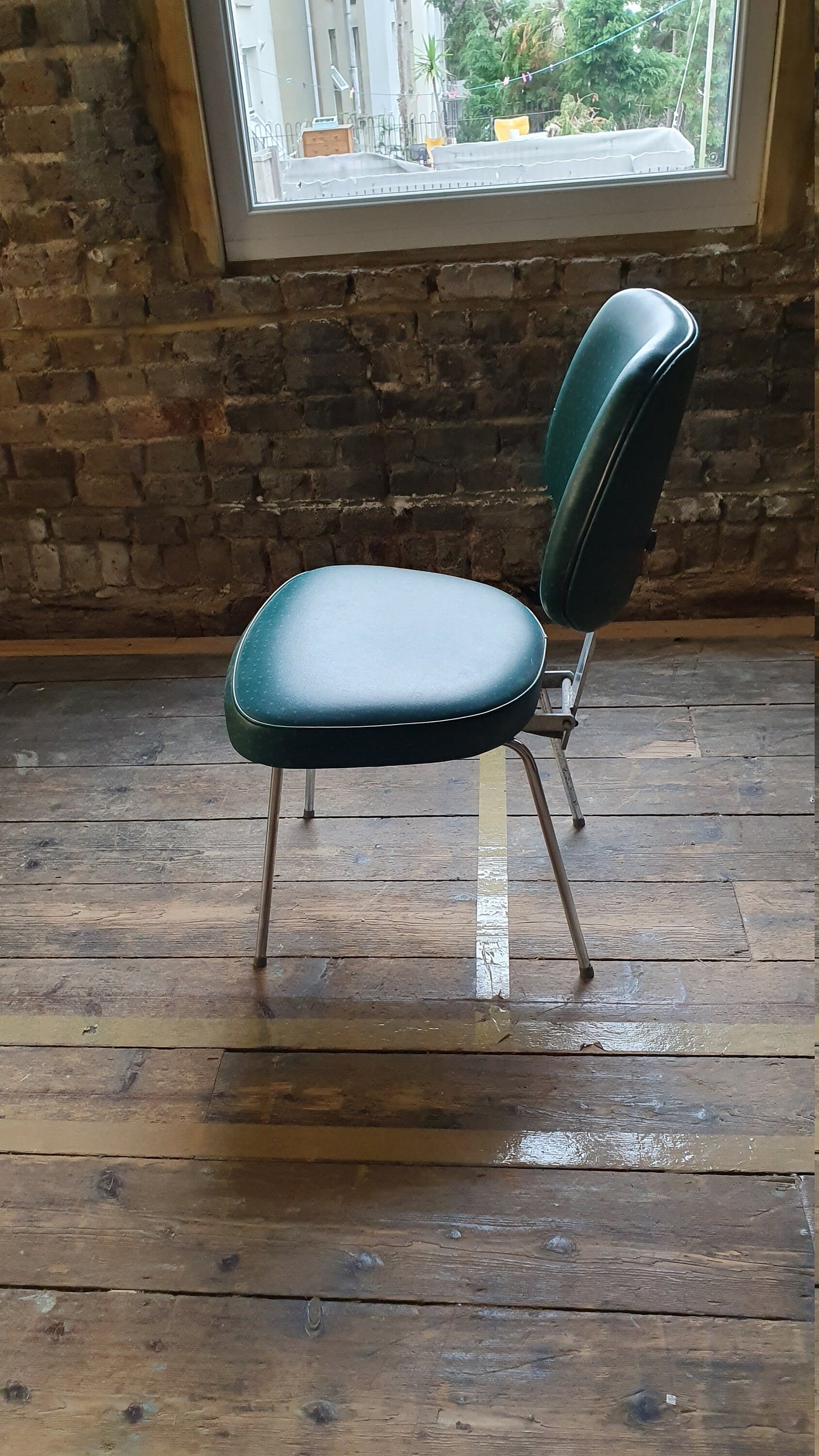 Retro Vintage Chrome and Vinyl Upholstered Adjustable Pneumatic Hairdresser Chair Barber.