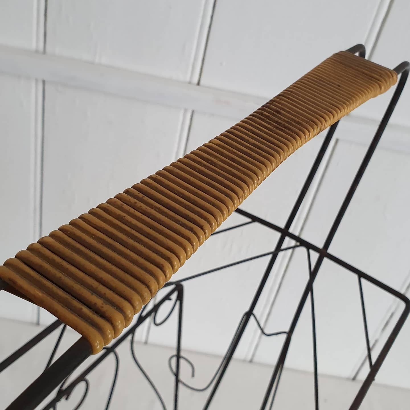 Classic Decorative 50’s Retro Large Magazine Rack (2 ft tall) Atomic Feet