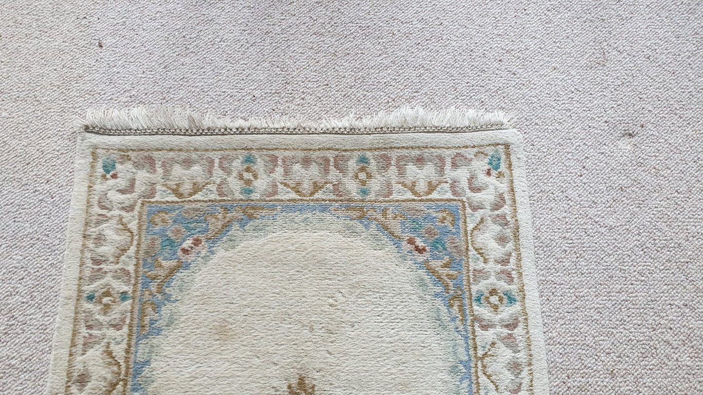 Wool Thick Traditional Design Comfortable Classic Cream, Blue Rug. Multiple Colours.