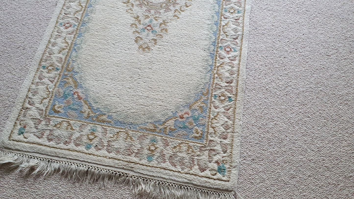 Wool Thick Traditional Design Comfortable Classic Cream, Blue Rug. Multiple Colours.
