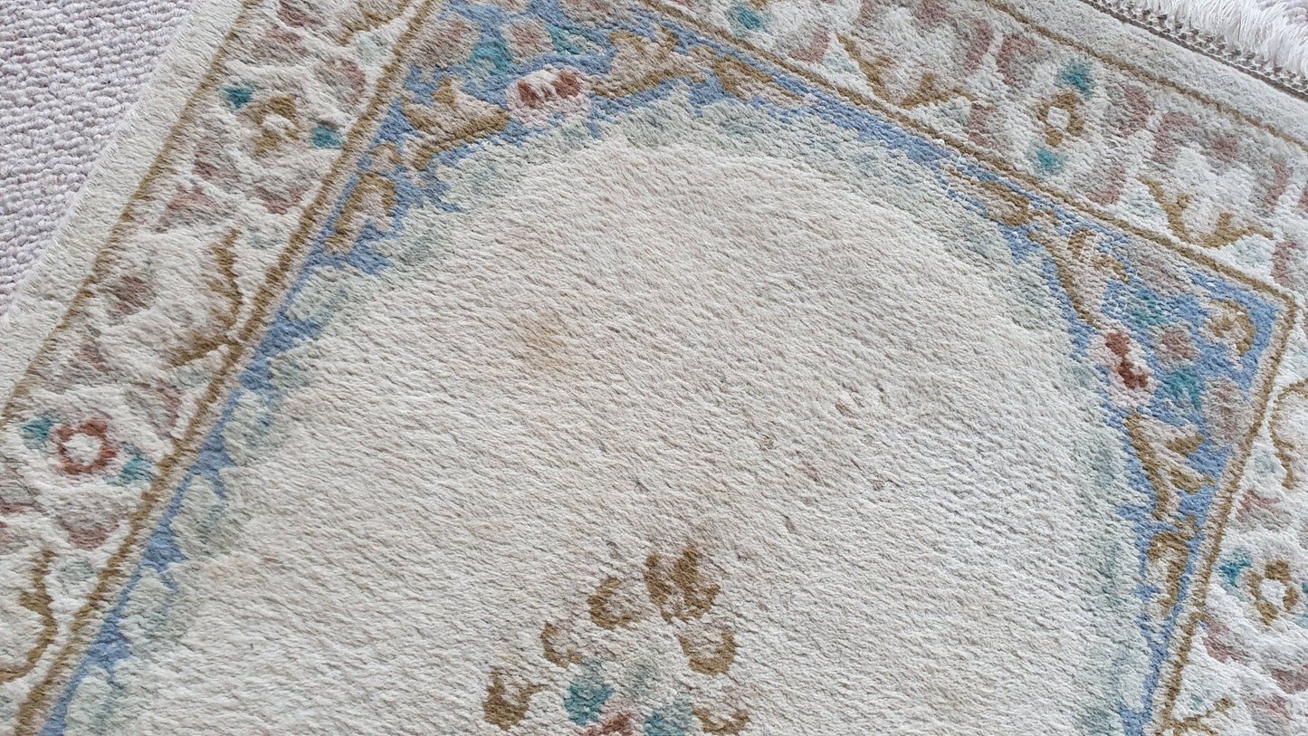 Wool Thick Traditional Design Comfortable Classic Cream, Blue Rug. Multiple Colours.