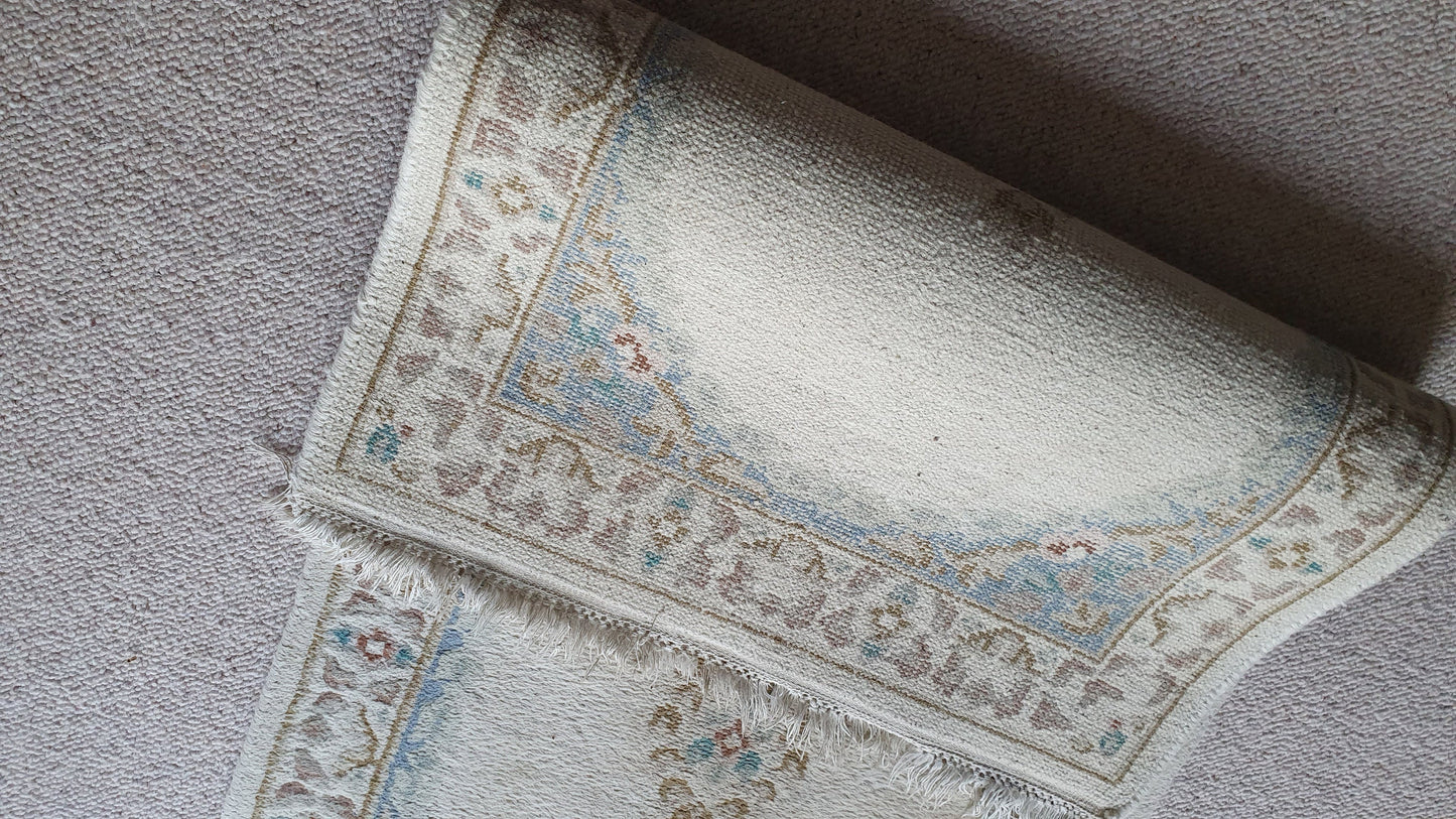 Wool Thick Traditional Design Comfortable Classic Cream, Blue Rug. Multiple Colours.