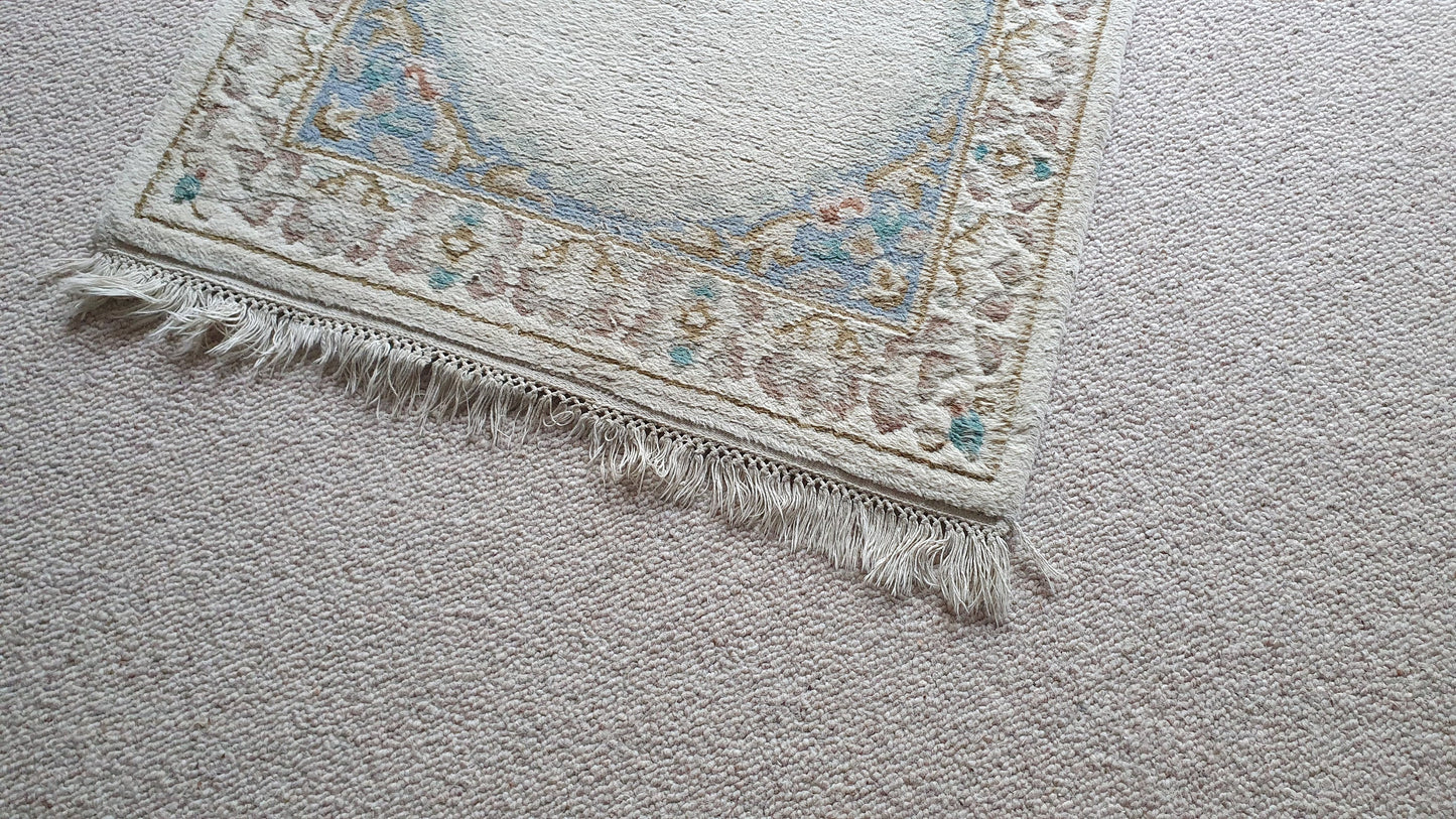 Wool Thick Traditional Design Comfortable Classic Cream, Blue Rug. Multiple Colours.