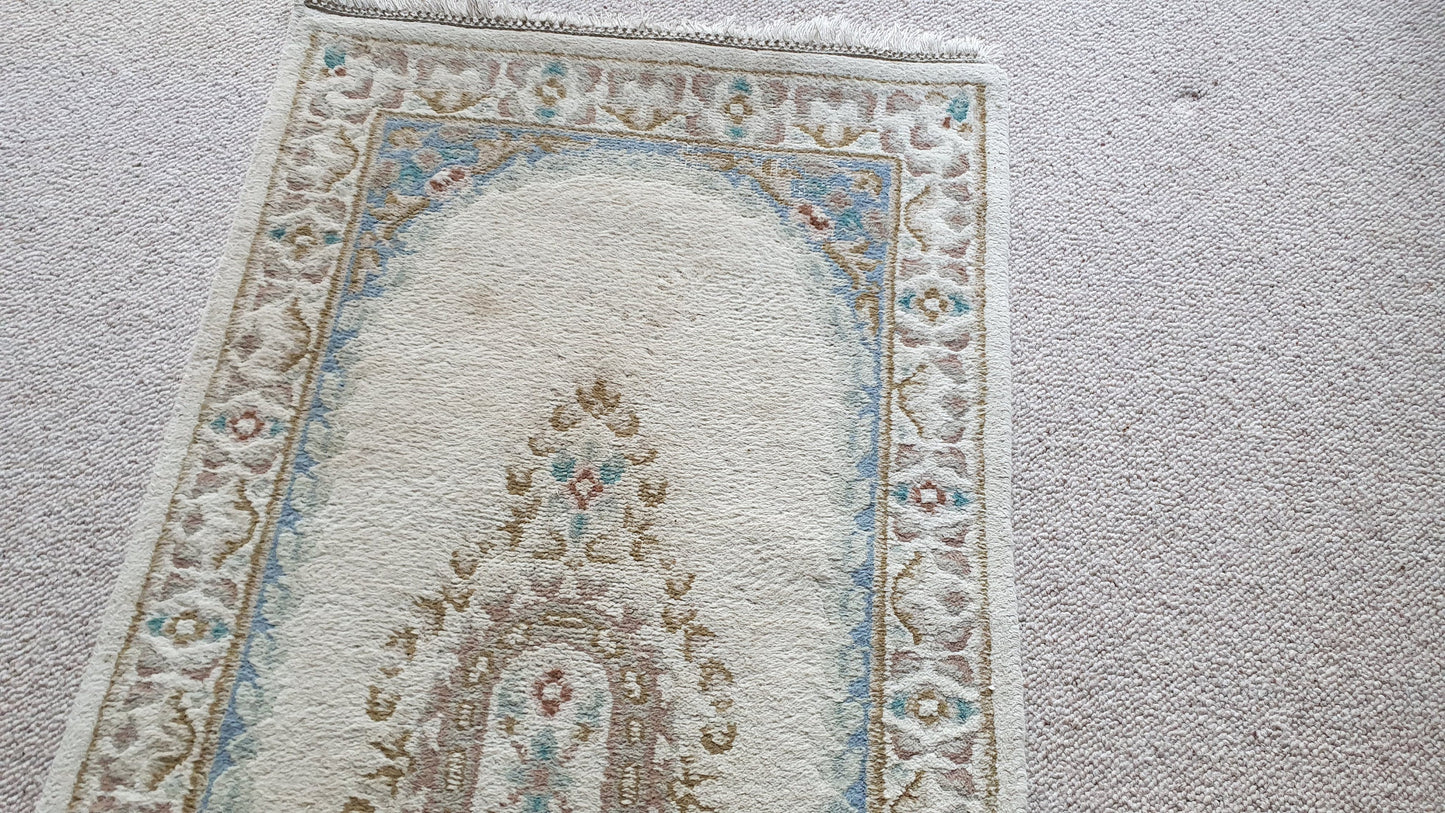 Wool Thick Traditional Design Comfortable Classic Cream, Blue Rug. Multiple Colours.