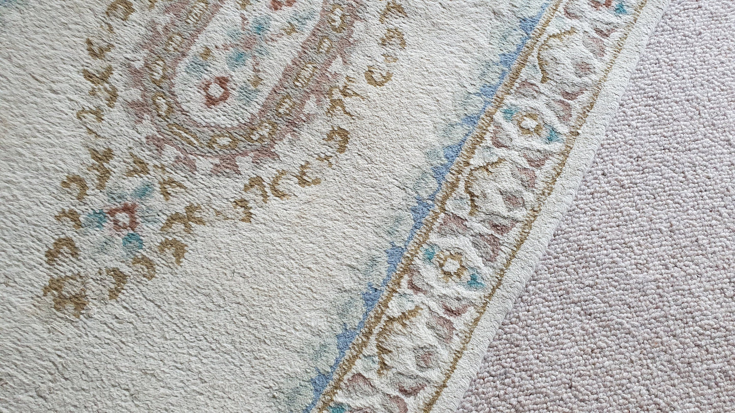 Wool Thick Traditional Design Comfortable Classic Cream, Blue Rug. Multiple Colours.