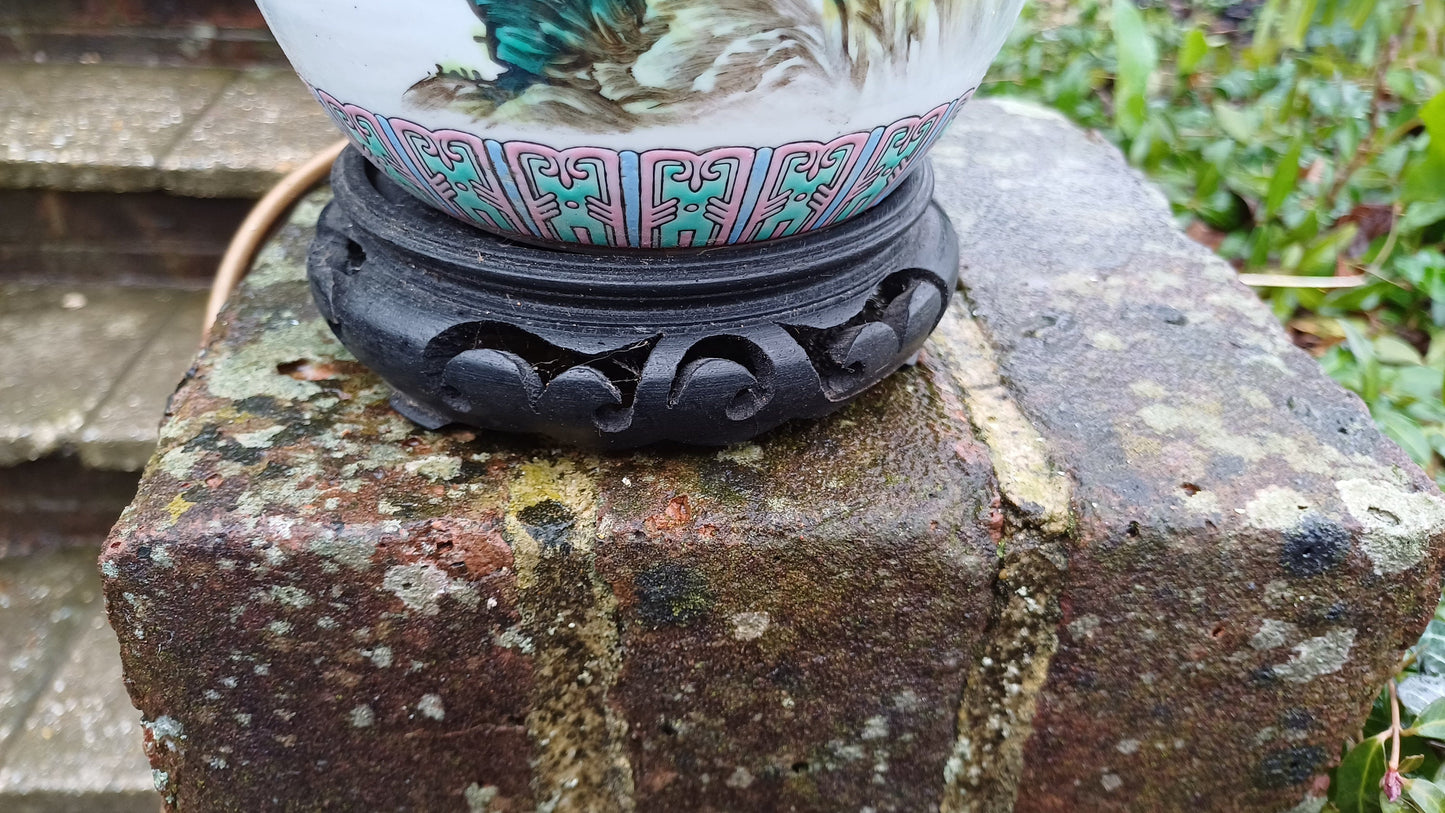 Pretty White Oriental Far East Bedside or Table Lamp in Working Order