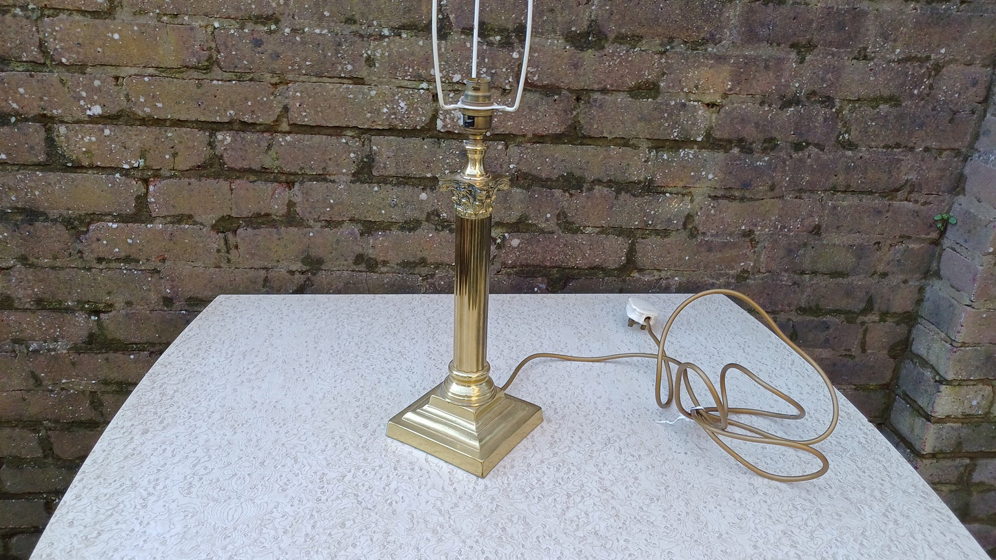 Large Vintage Classic Brass Fluted Column Decorative Table Lamp. Working Order.