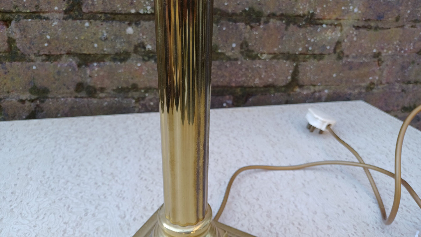 Large Vintage Classic Brass Fluted Column Decorative Table Lamp. Working Order.