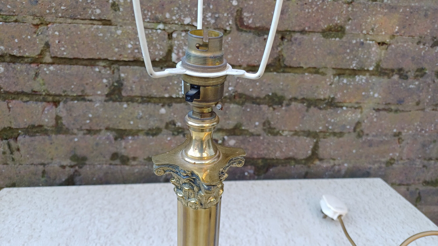 Large Vintage Classic Brass Fluted Column Decorative Table Lamp. Working Order.