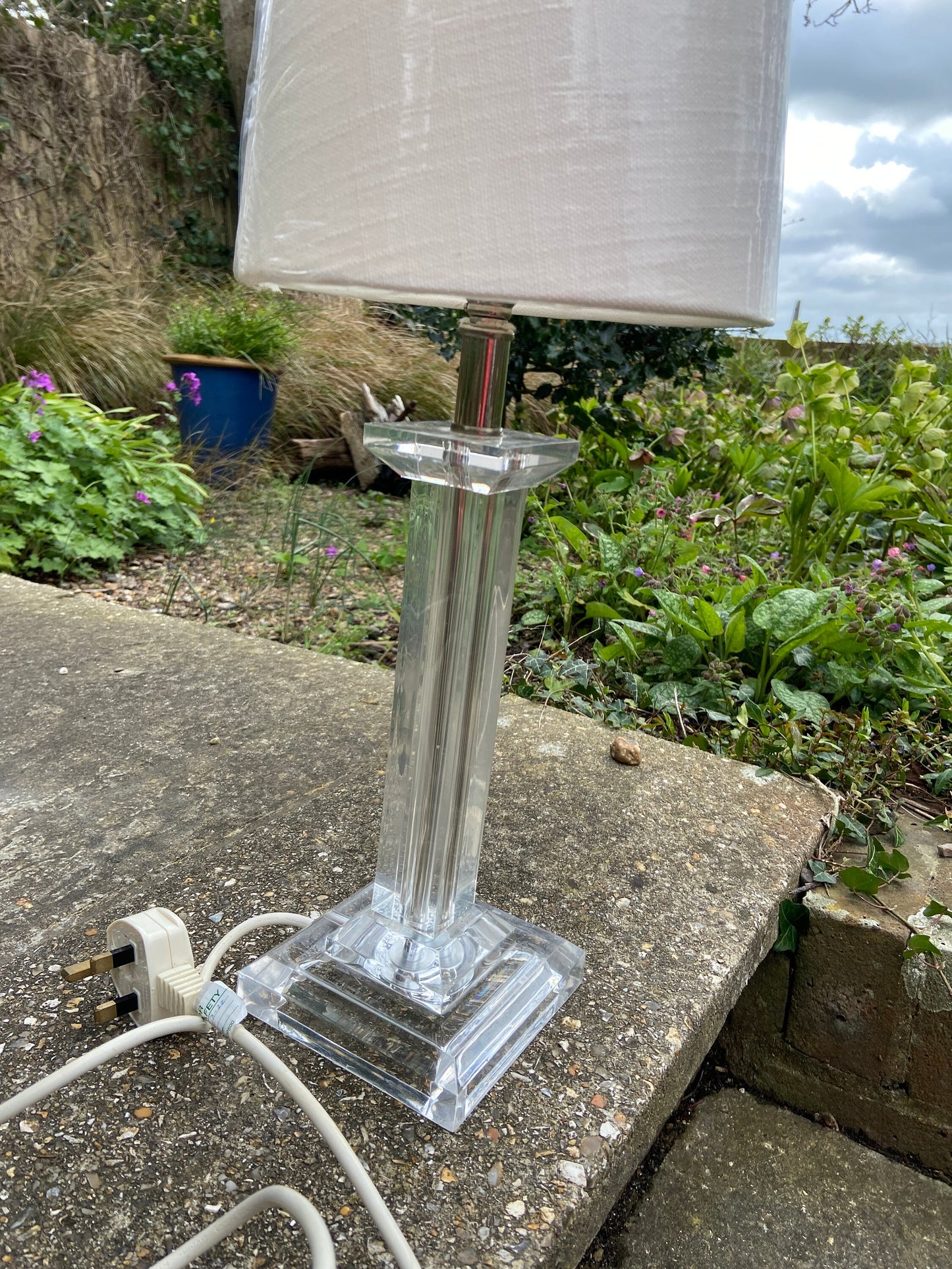 Vintage Geometric Cubic Perspex lamp with new shade - working condition