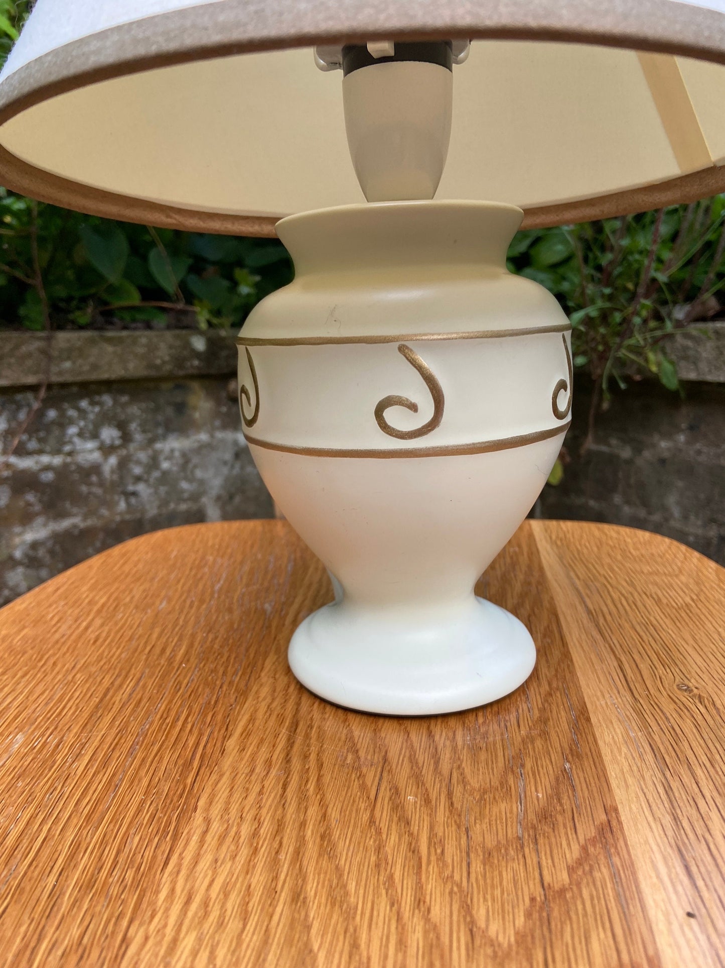 Pretty vintage ceramic china table lamp with gold detail and matching shade - working vintage lamp