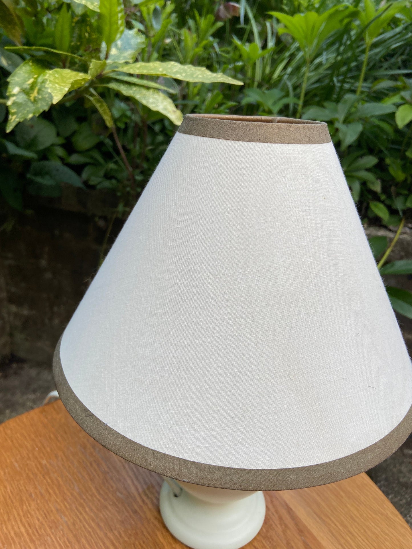 Pretty vintage ceramic china table lamp with gold detail and matching shade - working vintage lamp