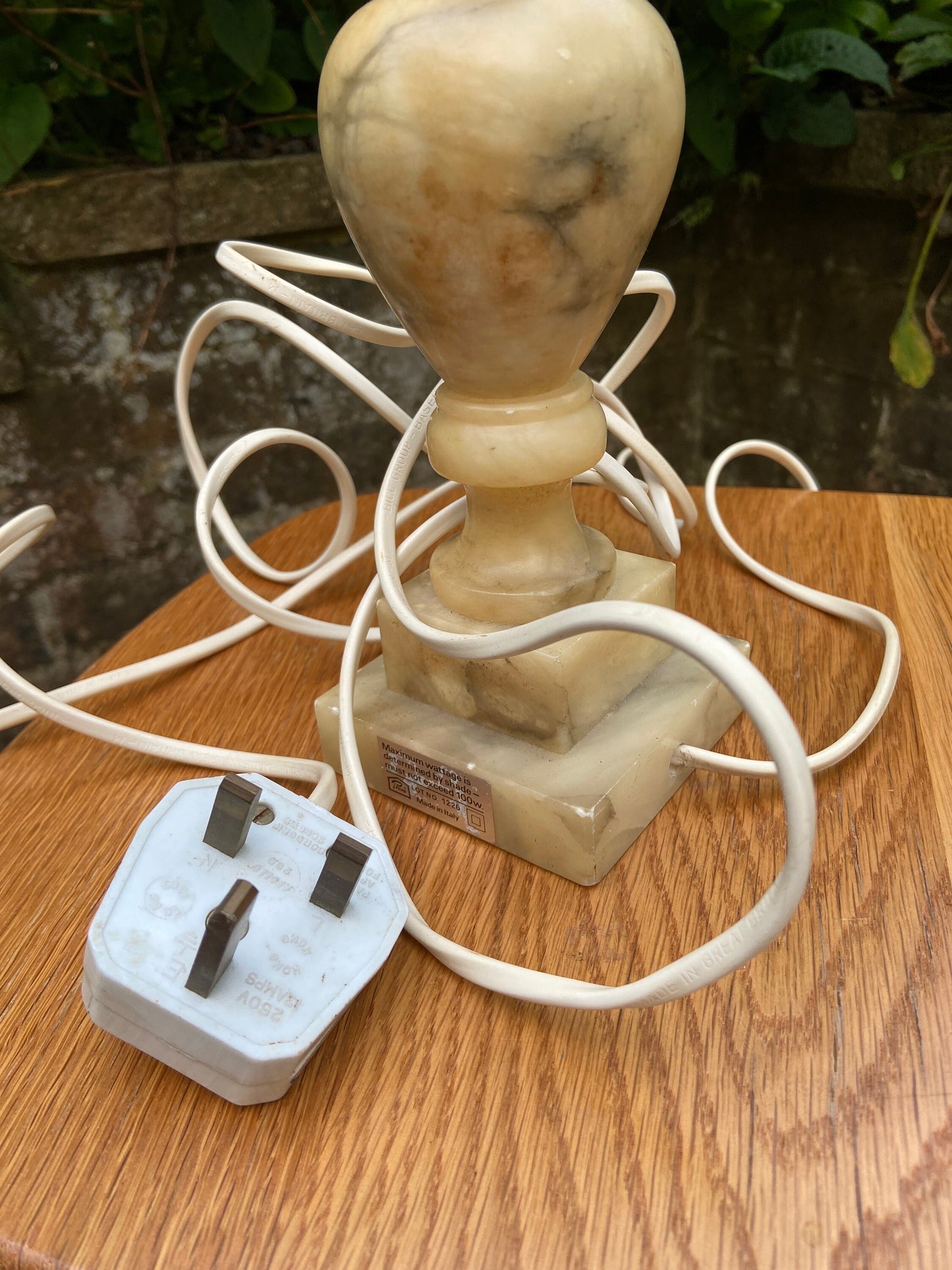 Alabaster (onyx) table lamp, tiered square base, column stem with beautiful shapes, creamy yellow grey veins, vintage lamp, working lamp