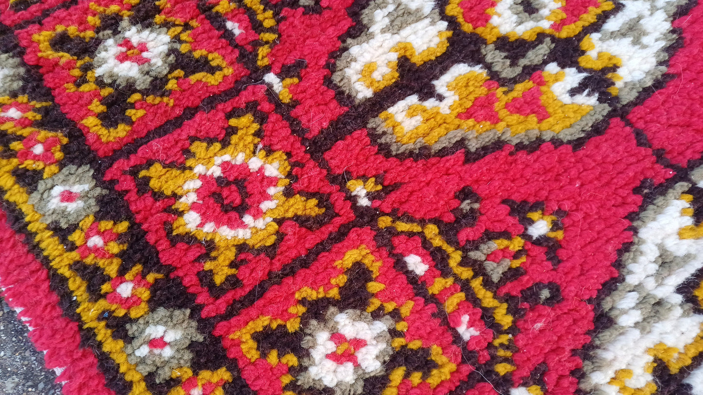Quality Large Red Pattern Vintage Woollen Woven Decorative Vintage Rug 70s or 80s Vibrant Red