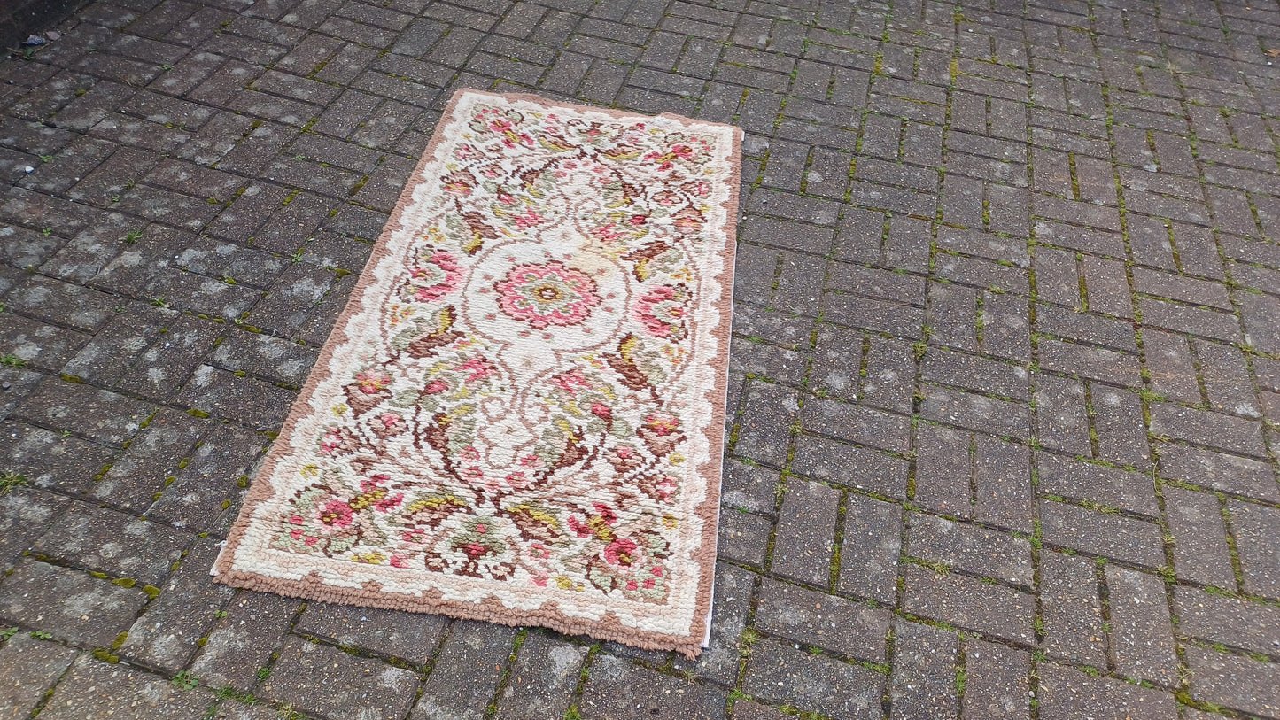 Pretty Vintage Woollen Pattern Woven Decorative Vintage Rug 70s or 80s Soft Touch