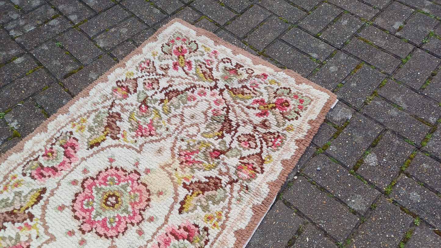 Pretty Vintage Woollen Pattern Woven Decorative Vintage Rug 70s or 80s Soft Touch