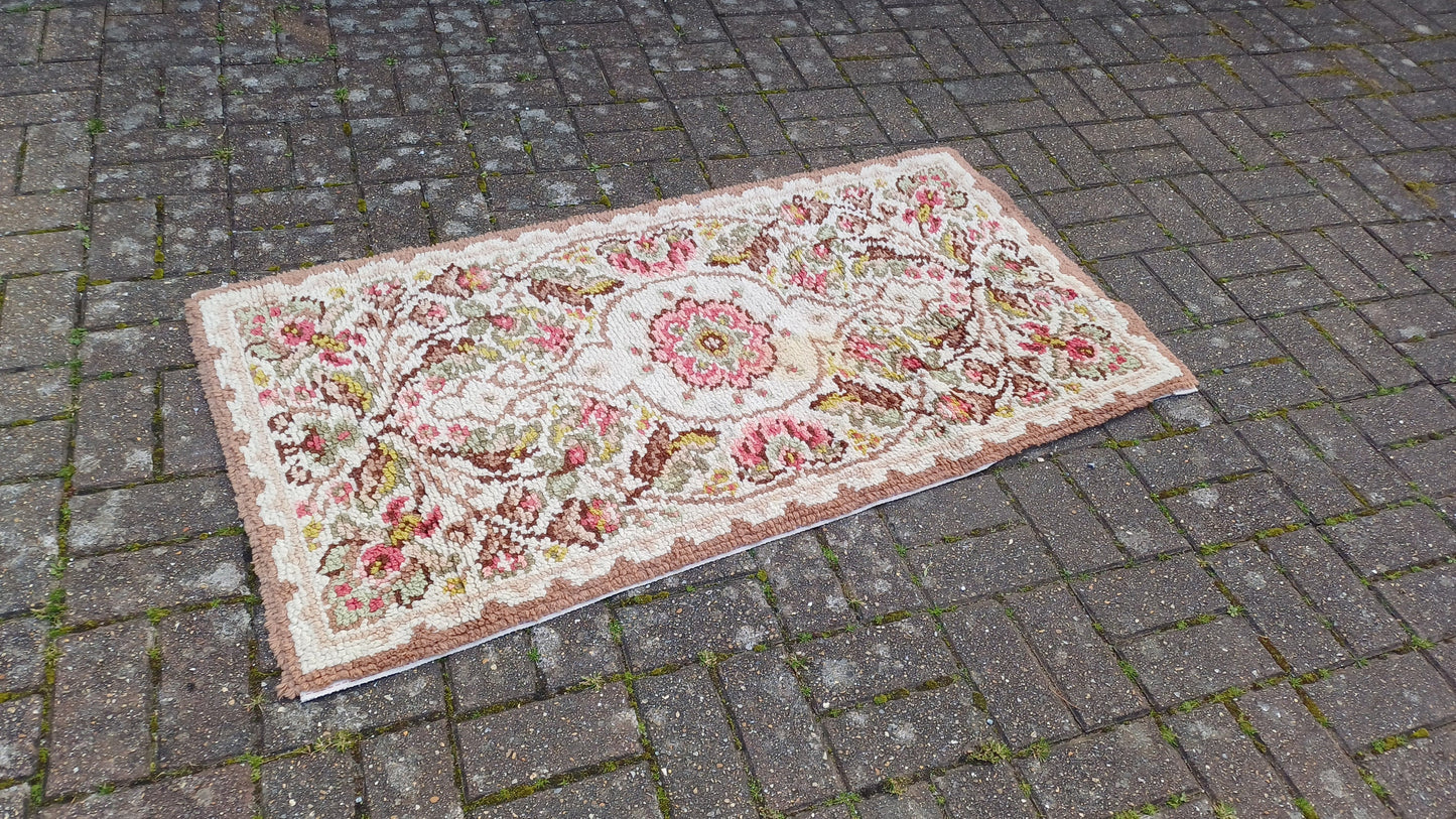 Pretty Vintage Woollen Pattern Woven Decorative Vintage Rug 70s or 80s Soft Touch
