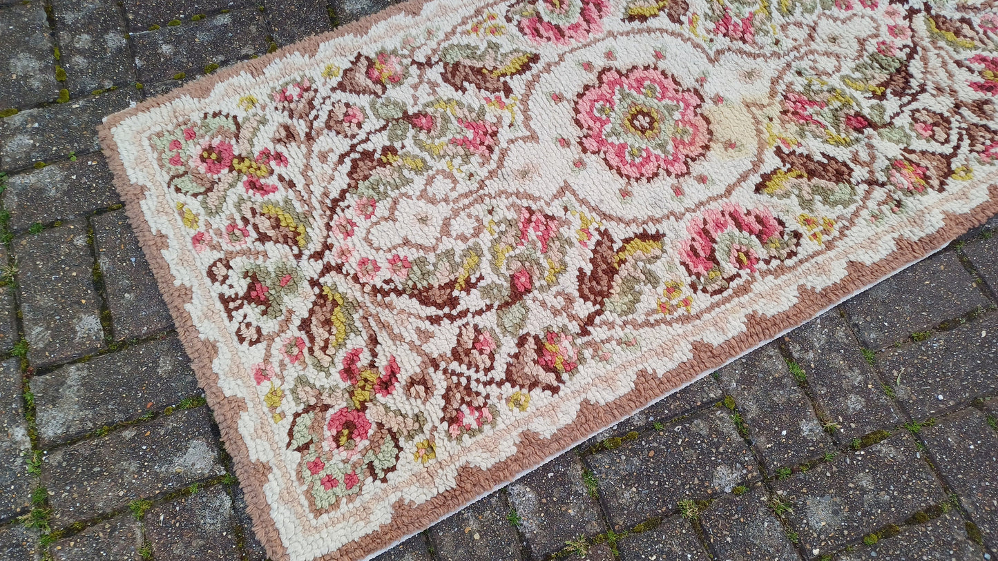 Pretty Vintage Woollen Pattern Woven Decorative Vintage Rug 70s or 80s Soft Touch