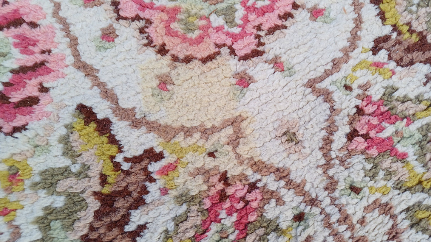 Pretty Vintage Woollen Pattern Woven Decorative Vintage Rug 70s or 80s Soft Touch