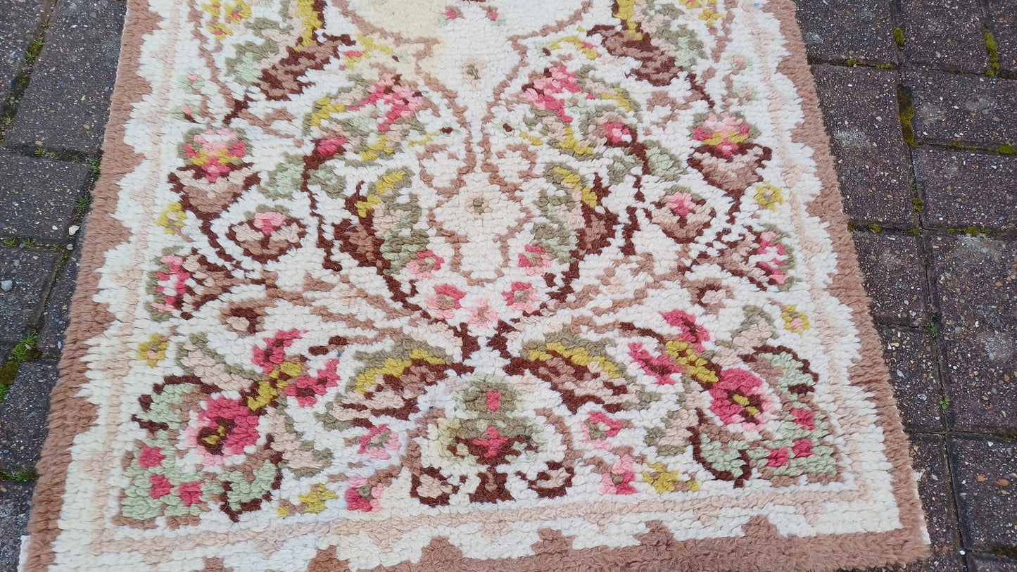 Pretty Vintage Woollen Pattern Woven Decorative Vintage Rug 70s or 80s Soft Touch