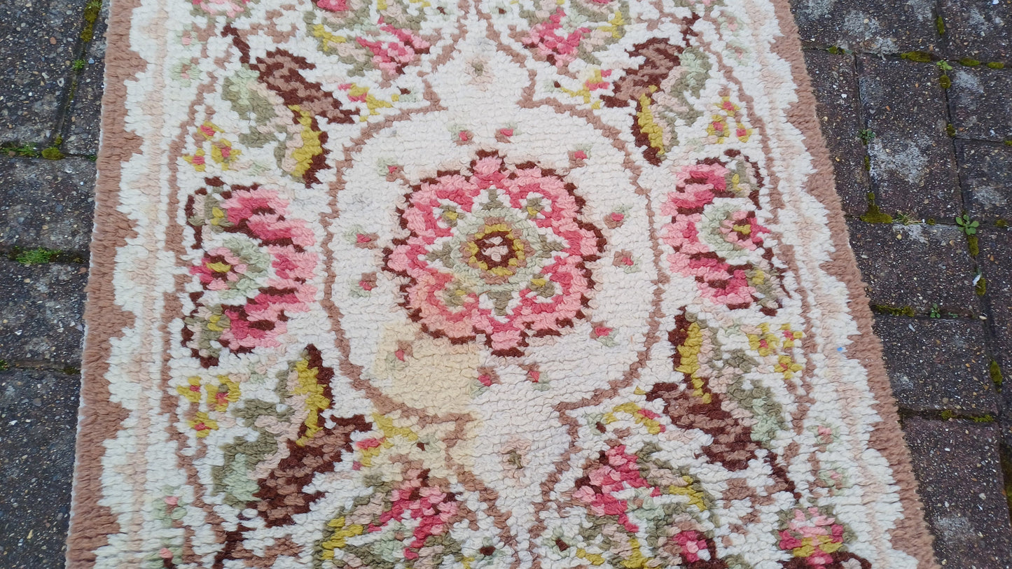 Pretty Vintage Woollen Pattern Woven Decorative Vintage Rug 70s or 80s Soft Touch