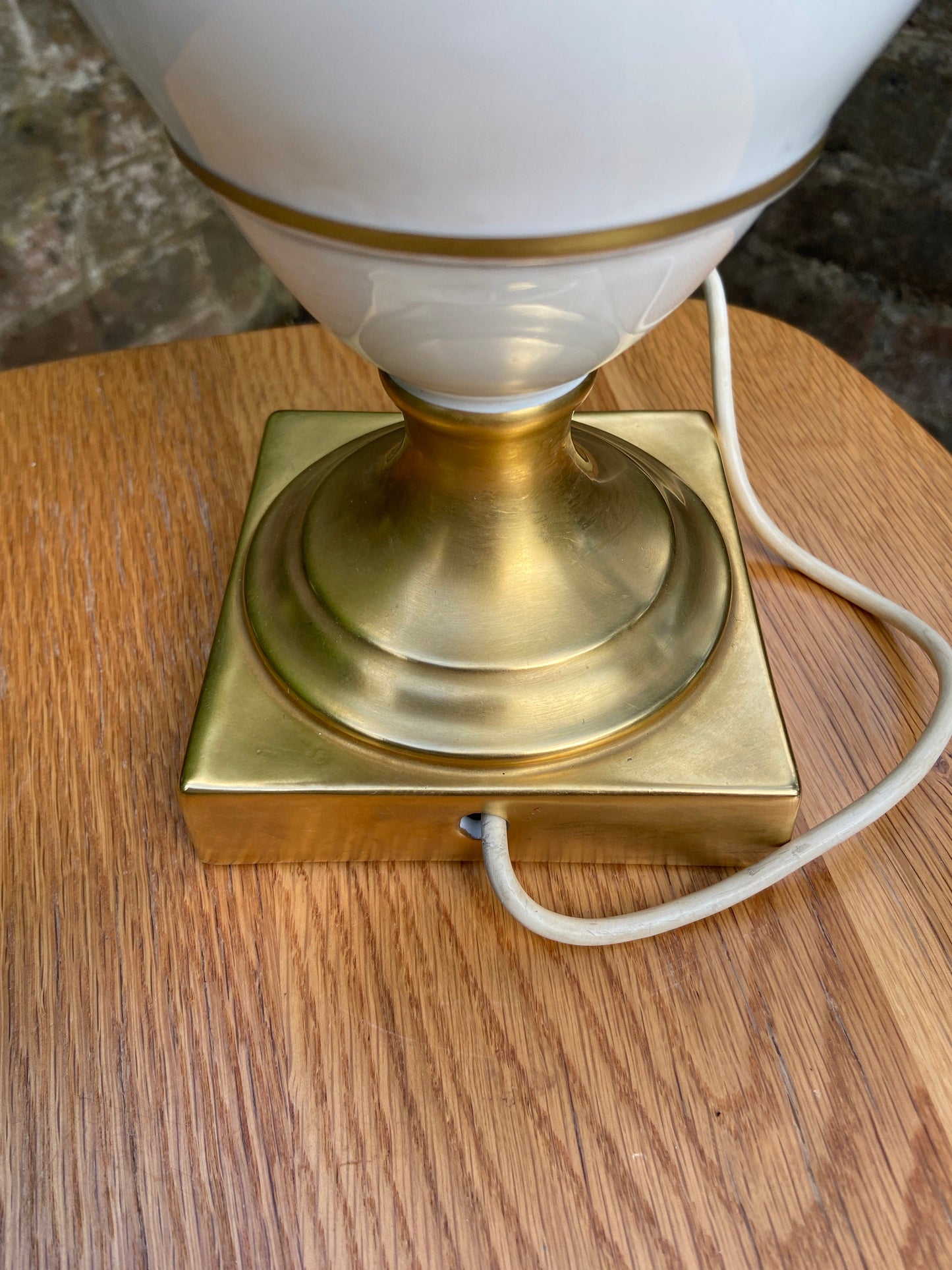 Stunning Vintage White and Gold Ceramic Table Lamp in an Ancient Urn style. Excellent condition. Working Lamp. Made in Portugal