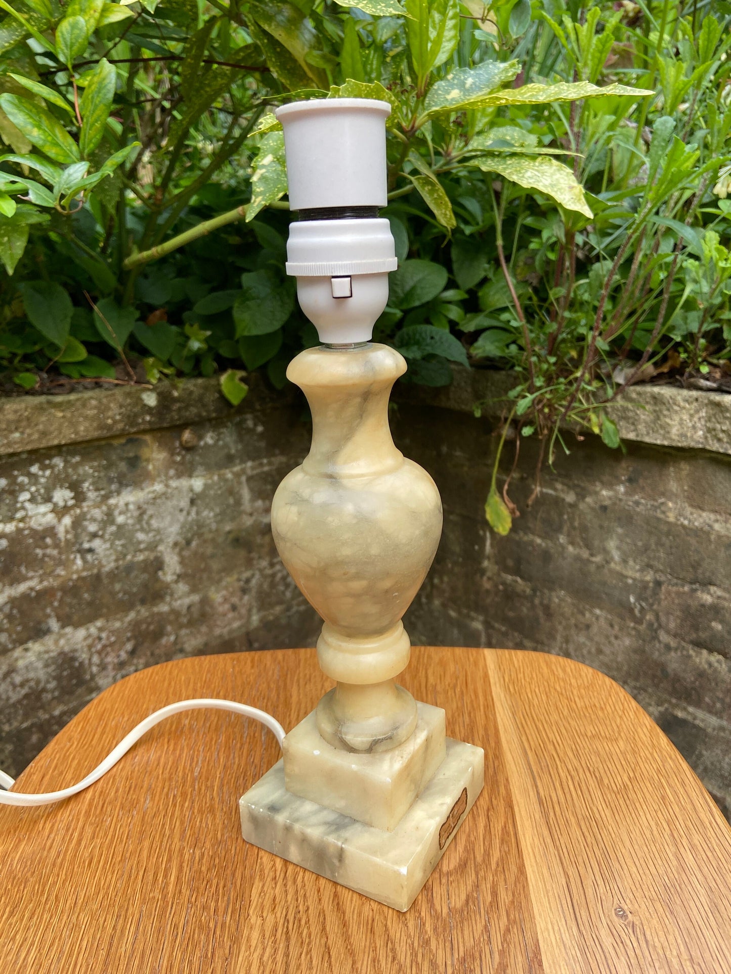 Alabaster (onyx) table lamp, tiered square base, column stem with beautiful shapes, creamy yellow grey veins, vintage lamp, working lamp