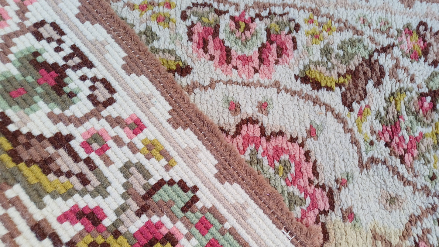 Pretty Vintage Woollen Pattern Woven Decorative Vintage Rug 70s or 80s Soft Touch