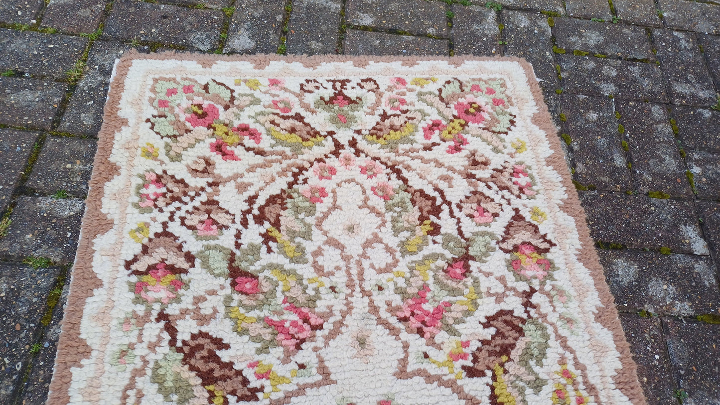 Pretty Vintage Woollen Pattern Woven Decorative Vintage Rug 70s or 80s Soft Touch