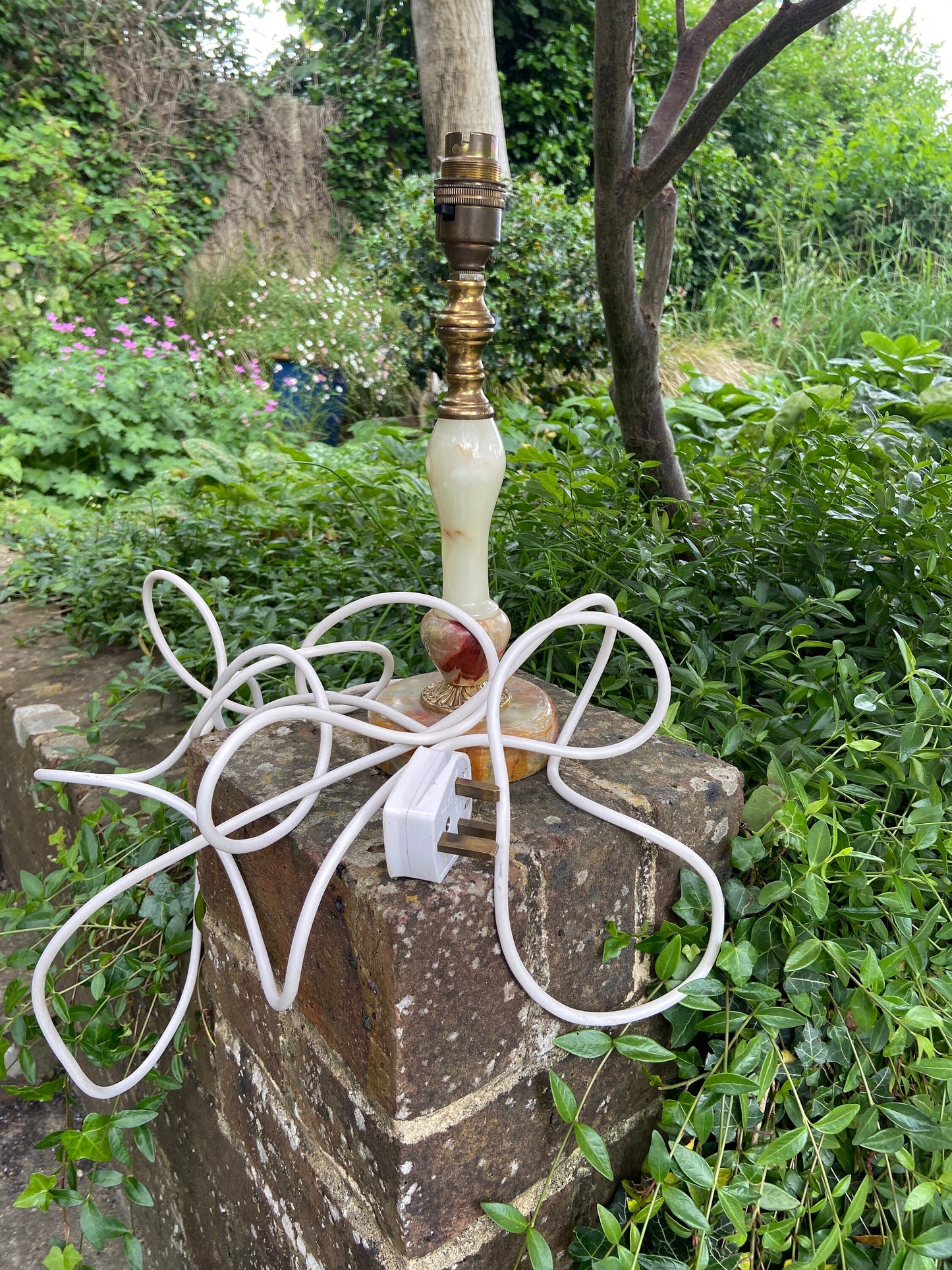 Attractive vintage Onyx and metal vintage table lamp - working condition, long flex