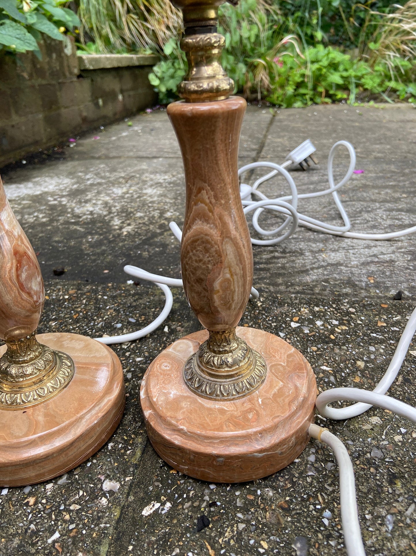 Gorgeous pair of vintage brown and cream onyx lamps, with metal details, working vintage onyx lamps, working table lamps