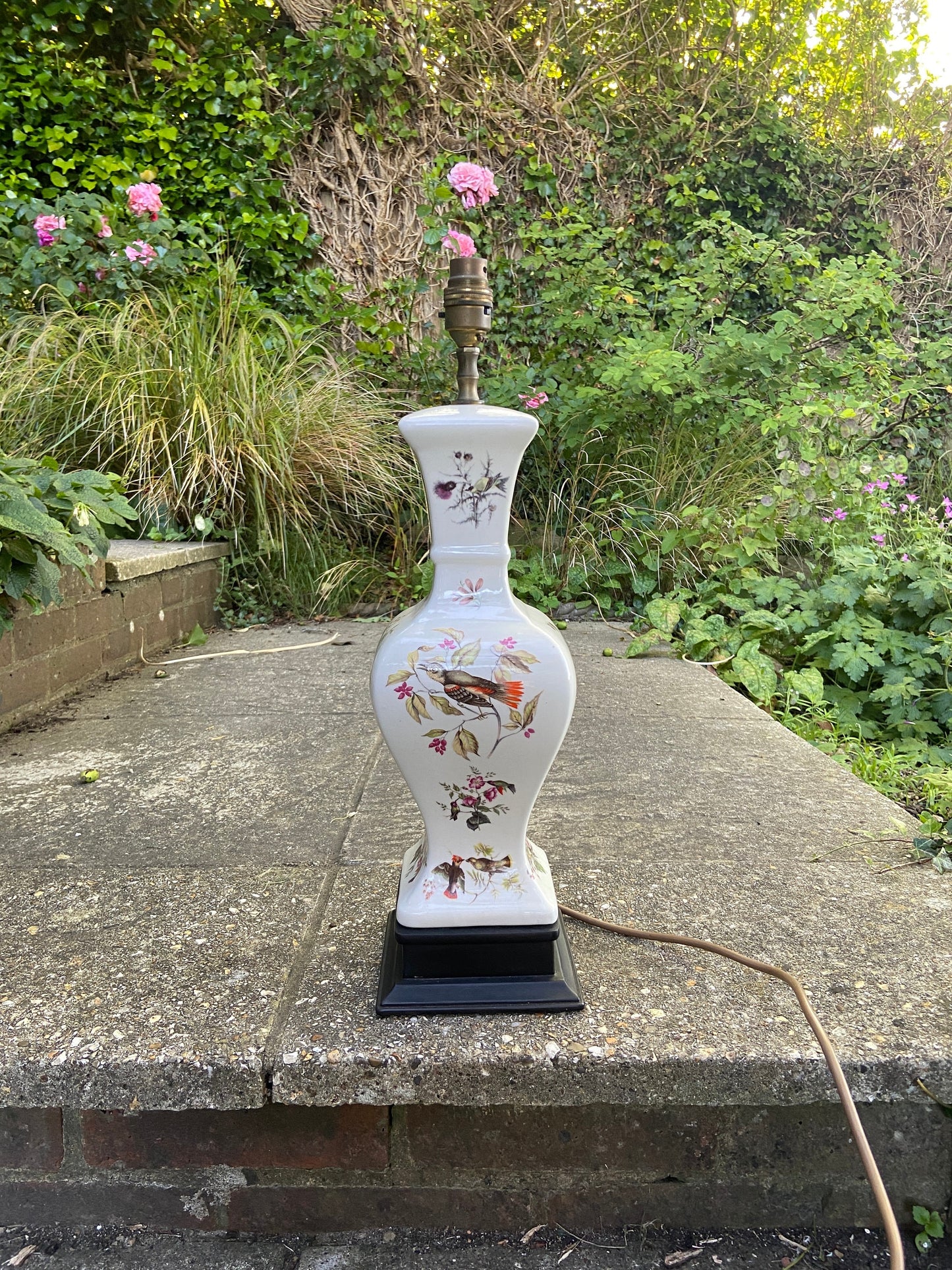 tall elegant ceramic lamp with bird decoration. working vintage table lamp. metal black base.