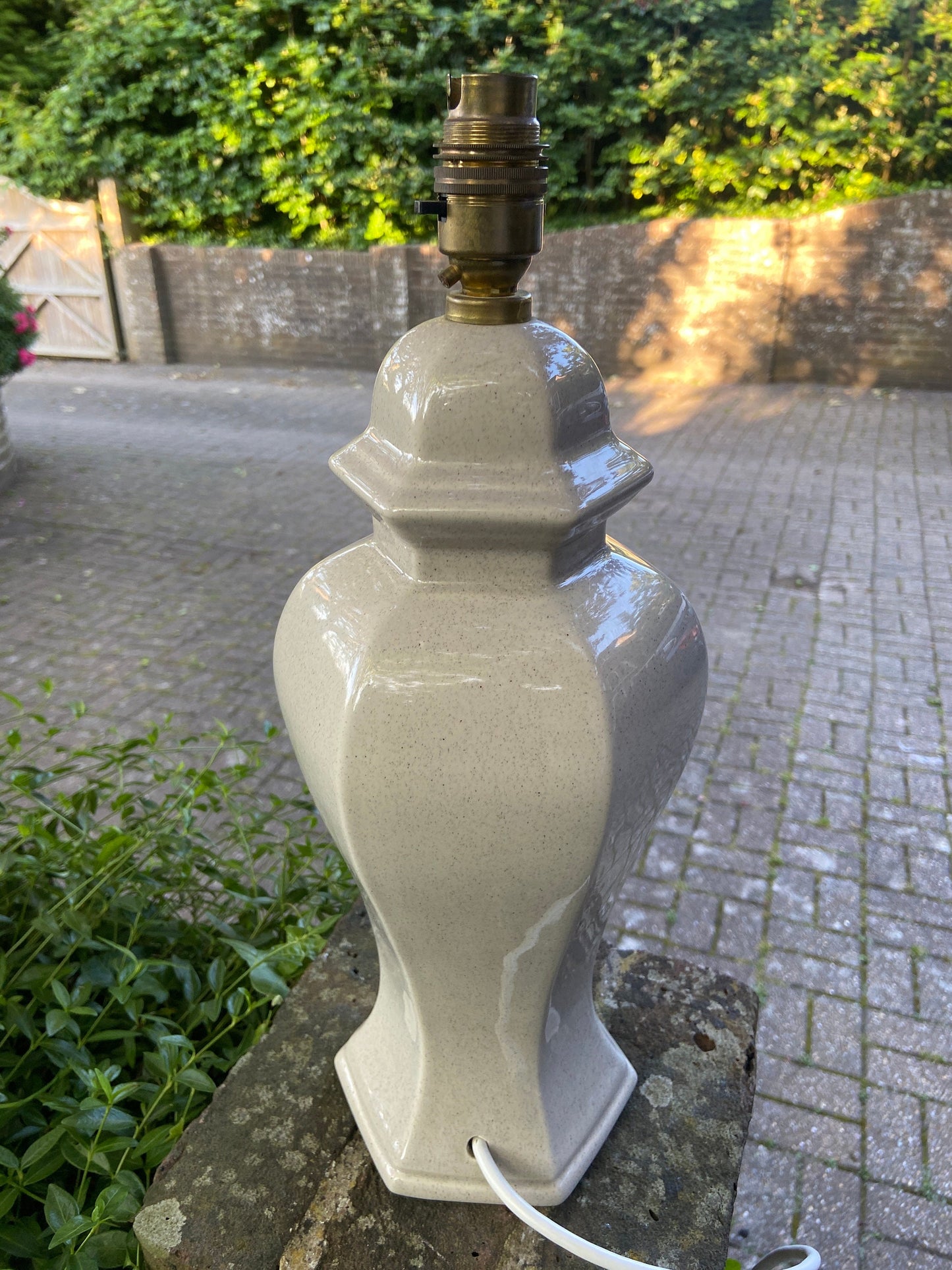 Ceramic cream beige vintage table lamp in ginger jar style with light speckled finish, large size, attractive working table lamp