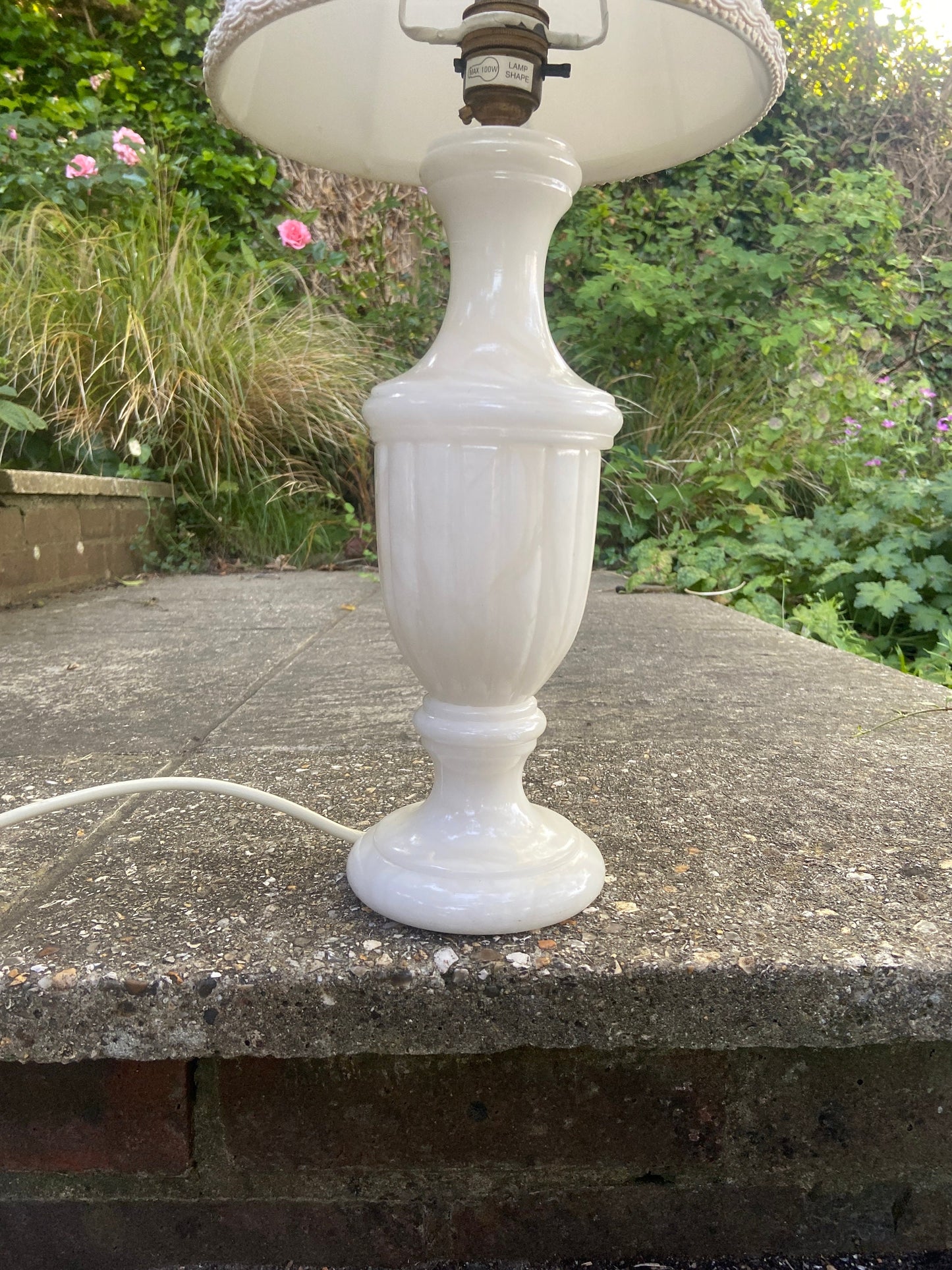 Large vintage creamy white alabaster table lamp and matching vintage shade; quality vintage lamp, 1980s/1990s, working condition