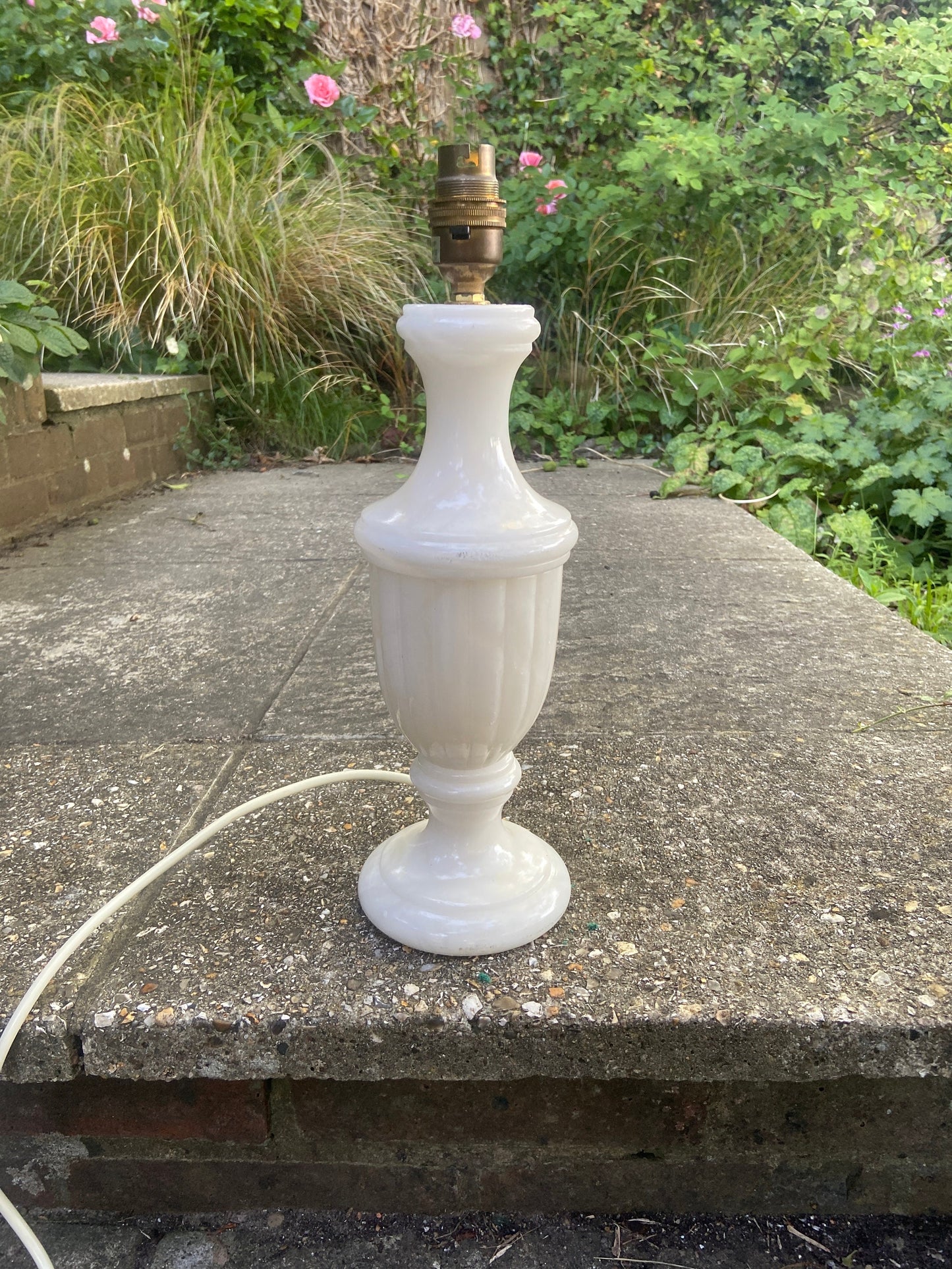 Large vintage creamy white alabaster table lamp and matching vintage shade; quality vintage lamp, 1980s/1990s, working condition