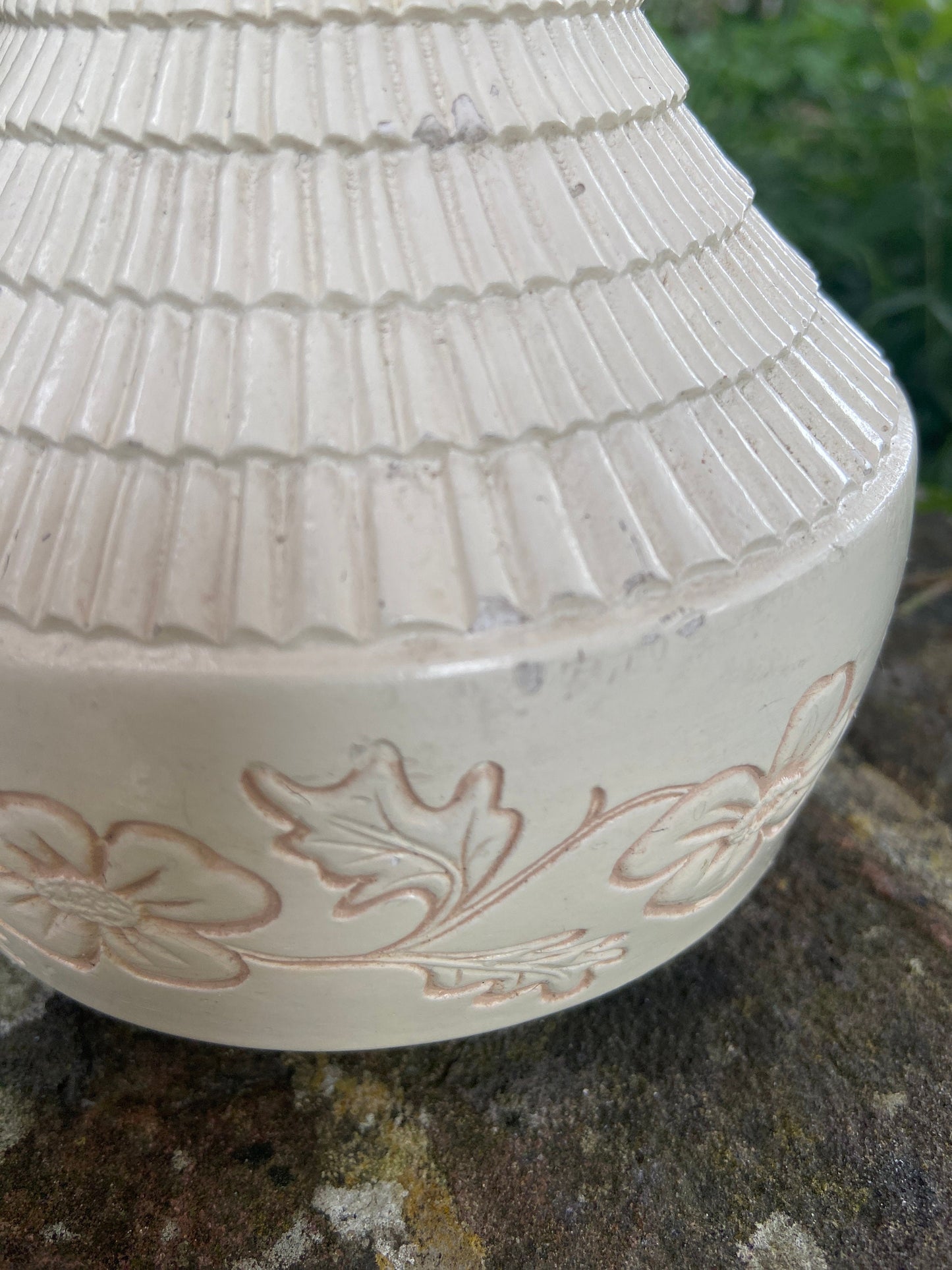 Retro table lamp in pottery with flower engravings, stoneware, classic retro vintage style table lamp, cream with slightly pink flowers