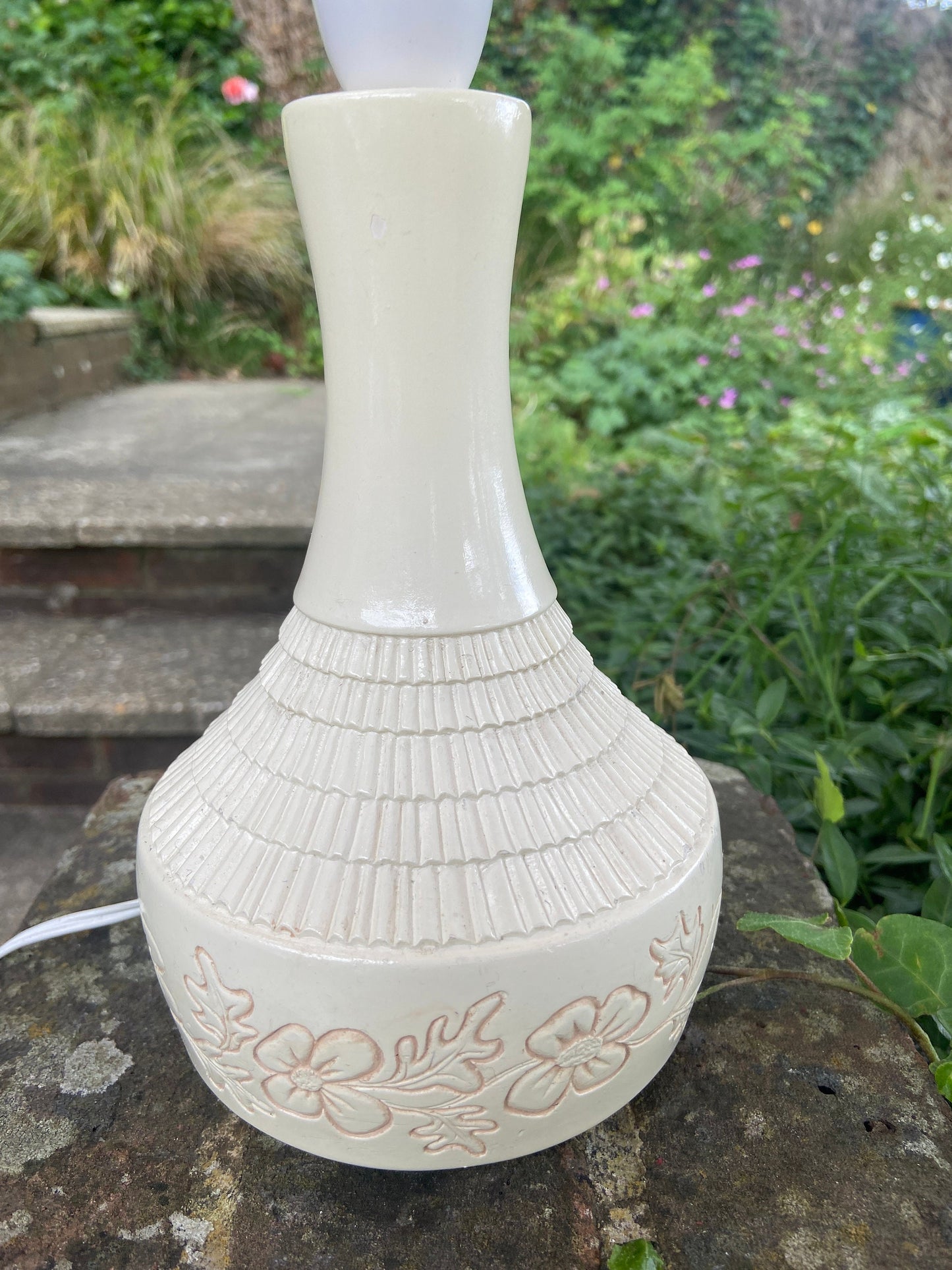 Retro table lamp in pottery with flower engravings, stoneware, classic retro vintage style table lamp, cream with slightly pink flowers