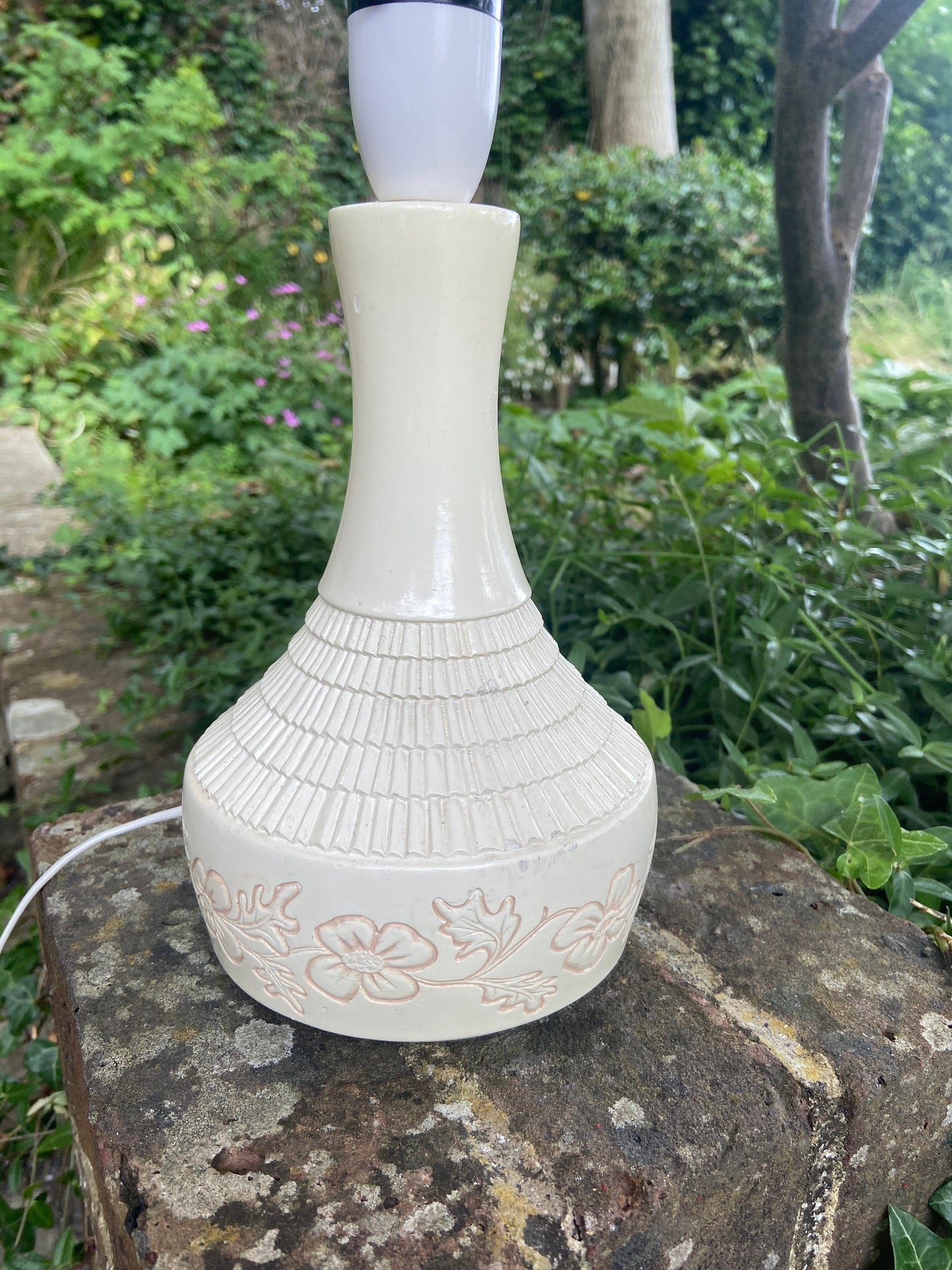 Retro table lamp in pottery with flower engravings, stoneware, classic retro vintage style table lamp, cream with slightly pink flowers