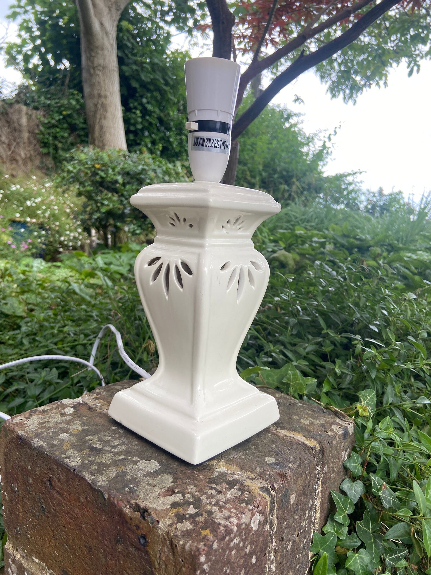 Creamy white ceramic lantern style vintage table lamp - working condition