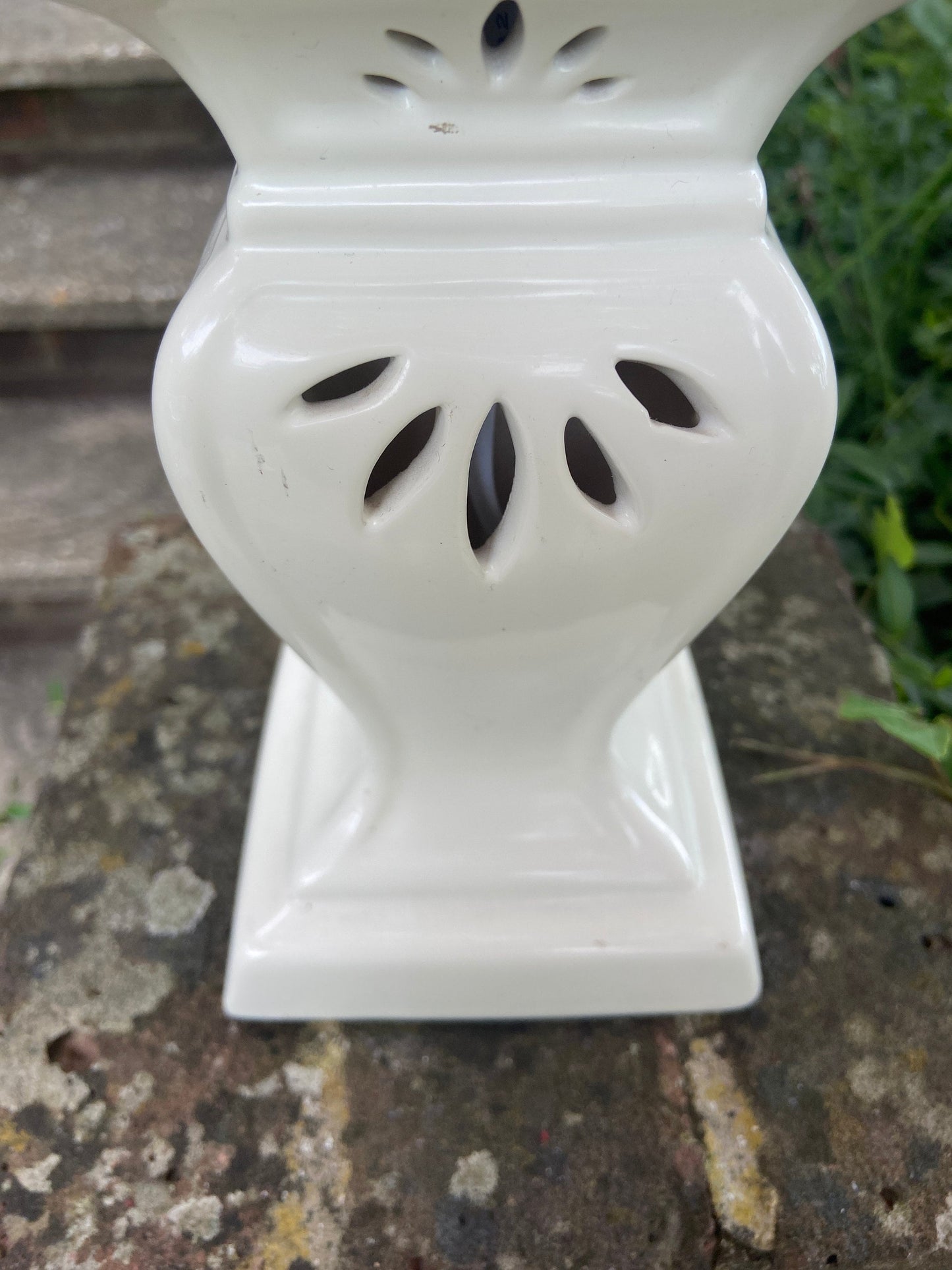 Creamy white ceramic lantern style vintage table lamp - working condition