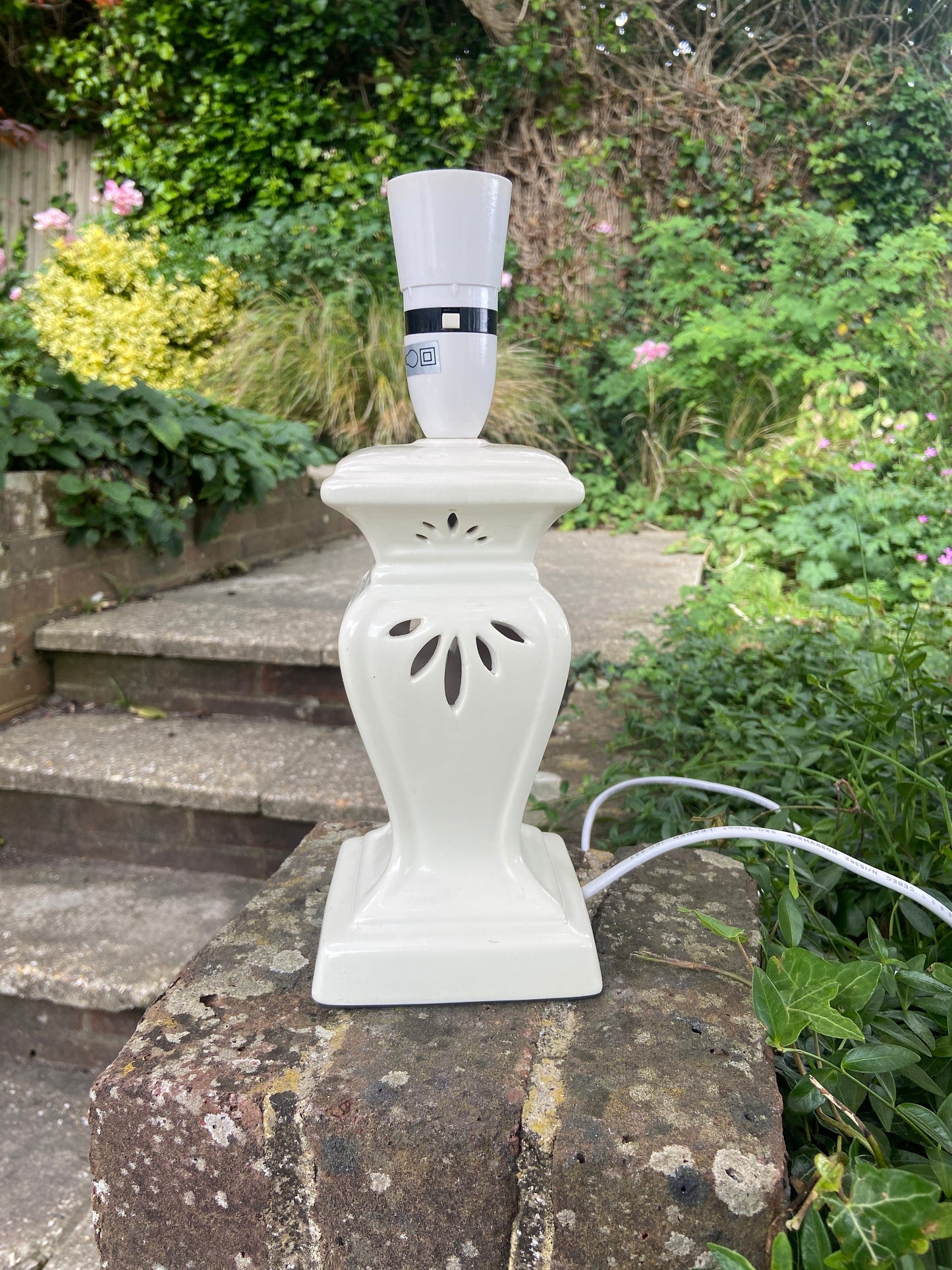 Creamy white ceramic lantern style vintage table lamp - working condition