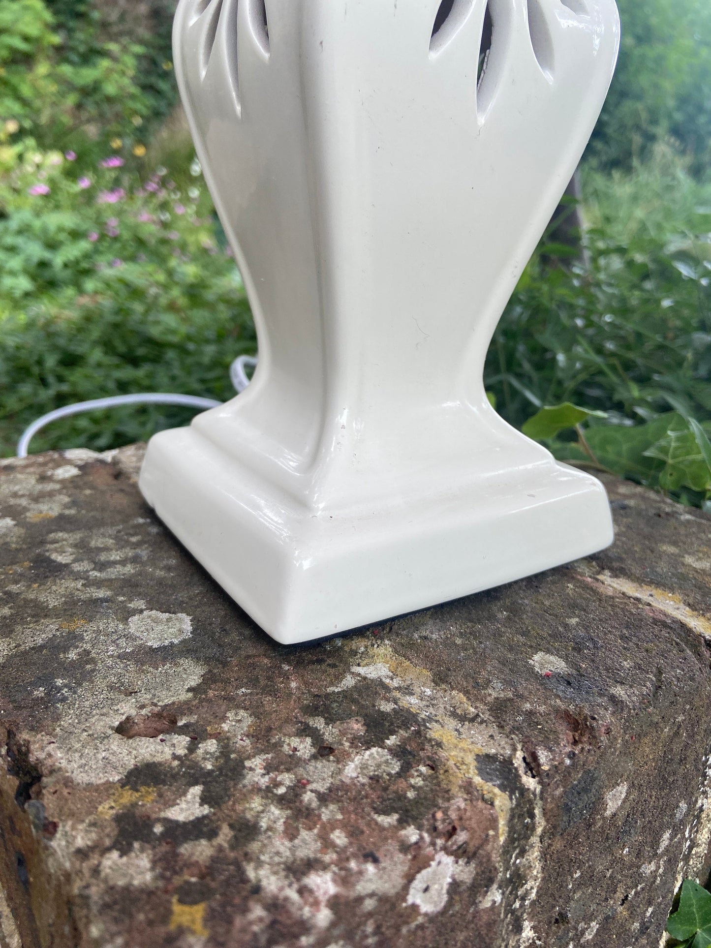Creamy white ceramic lantern style vintage table lamp - working condition